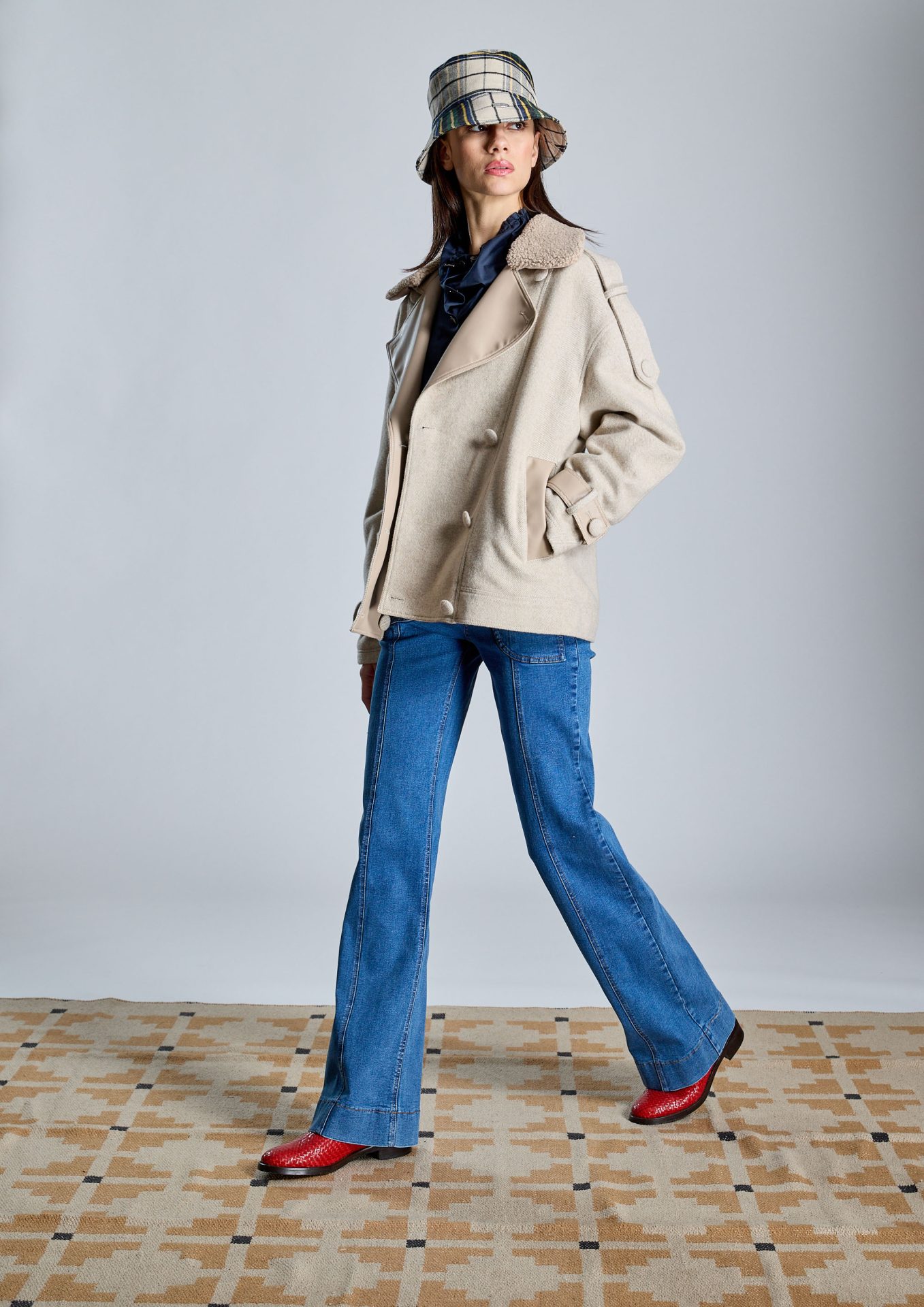 chaqueta-corta-beige-con-cuello-de-borreguillo