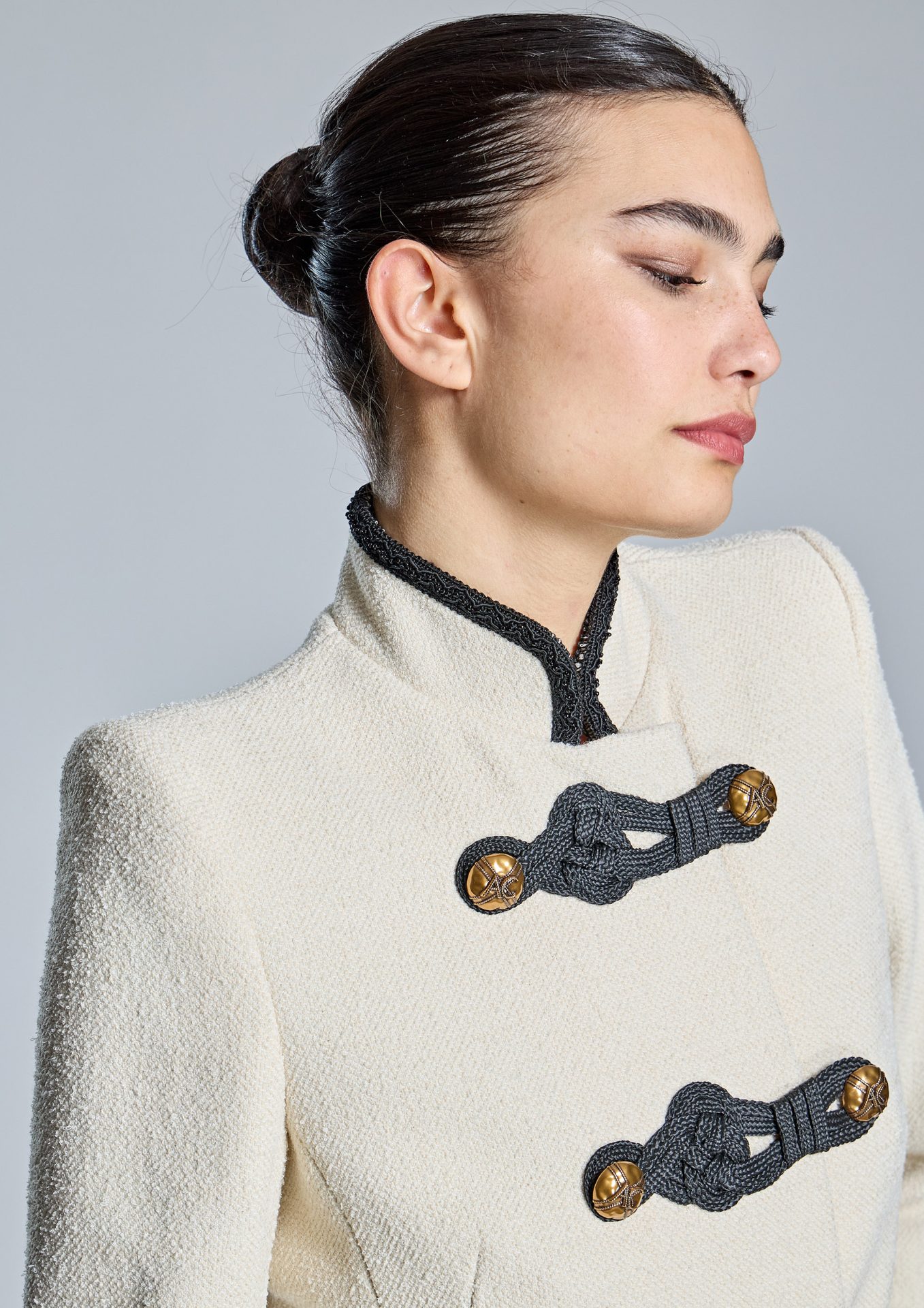 chaqueta-corta-cruda-con-detalles-negros