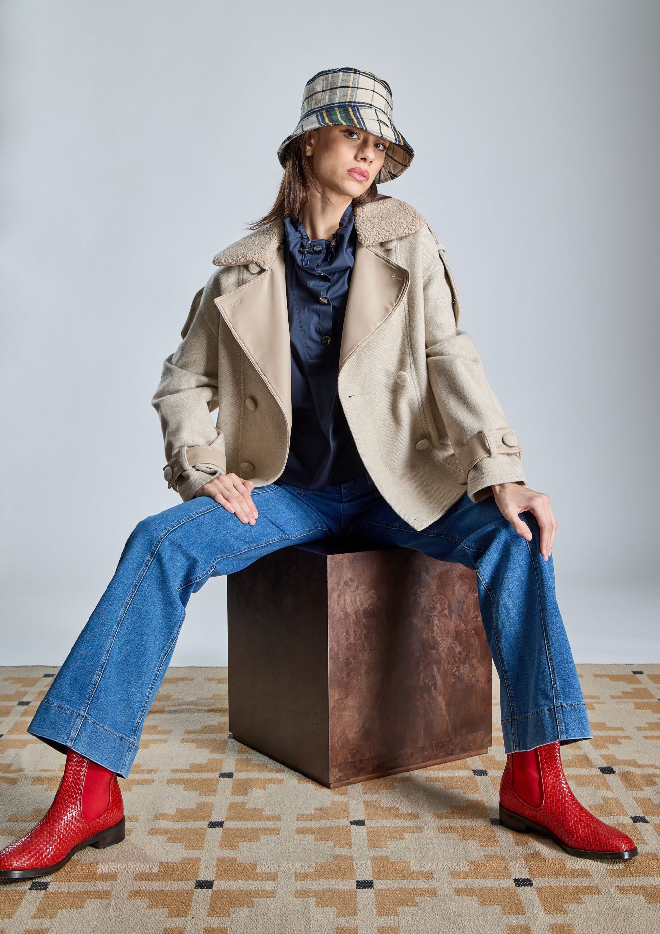 chaqueta-corta-cruzada-en-color-beige
