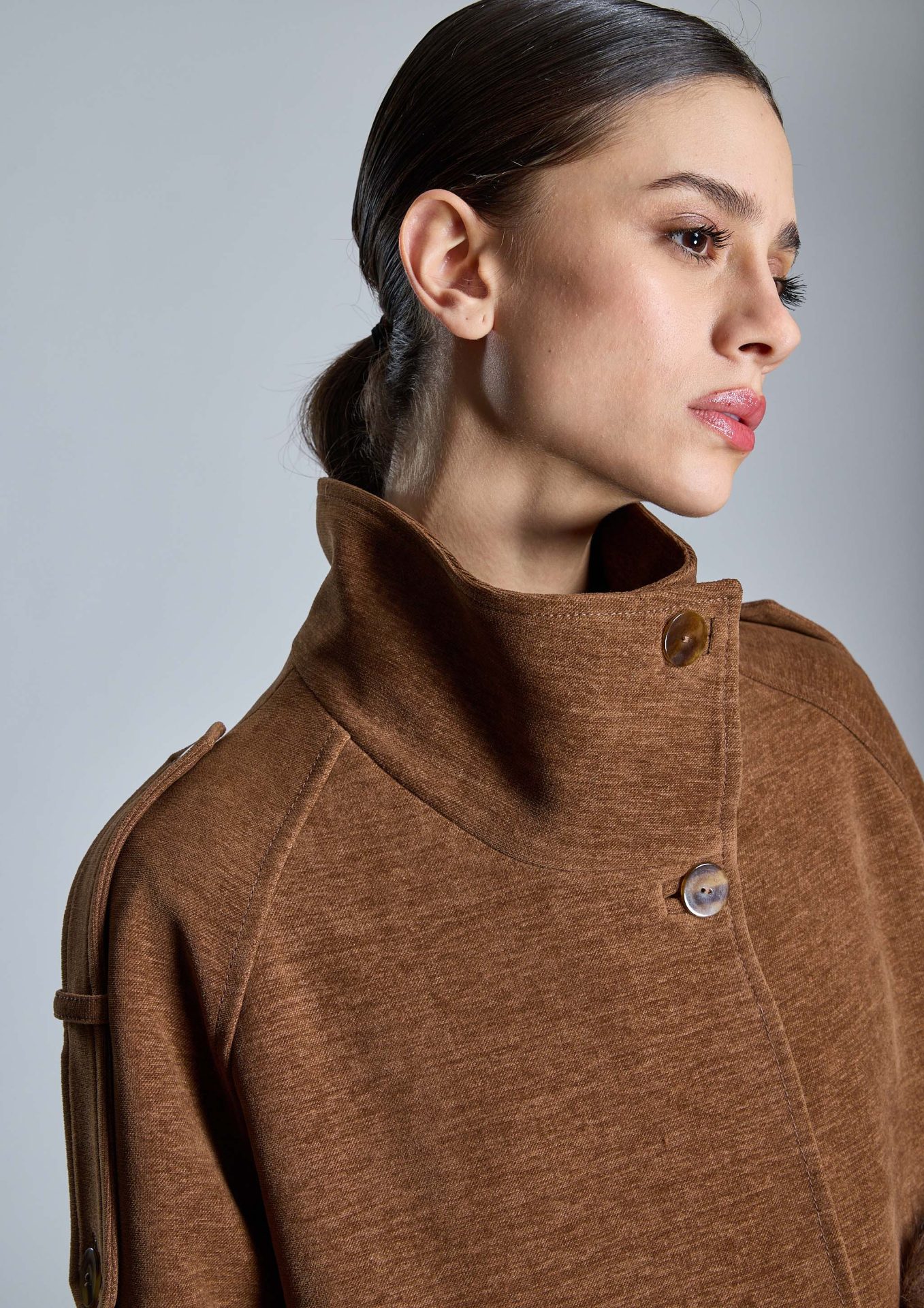 chaqueta-corta-de-mujer-en-color-marron