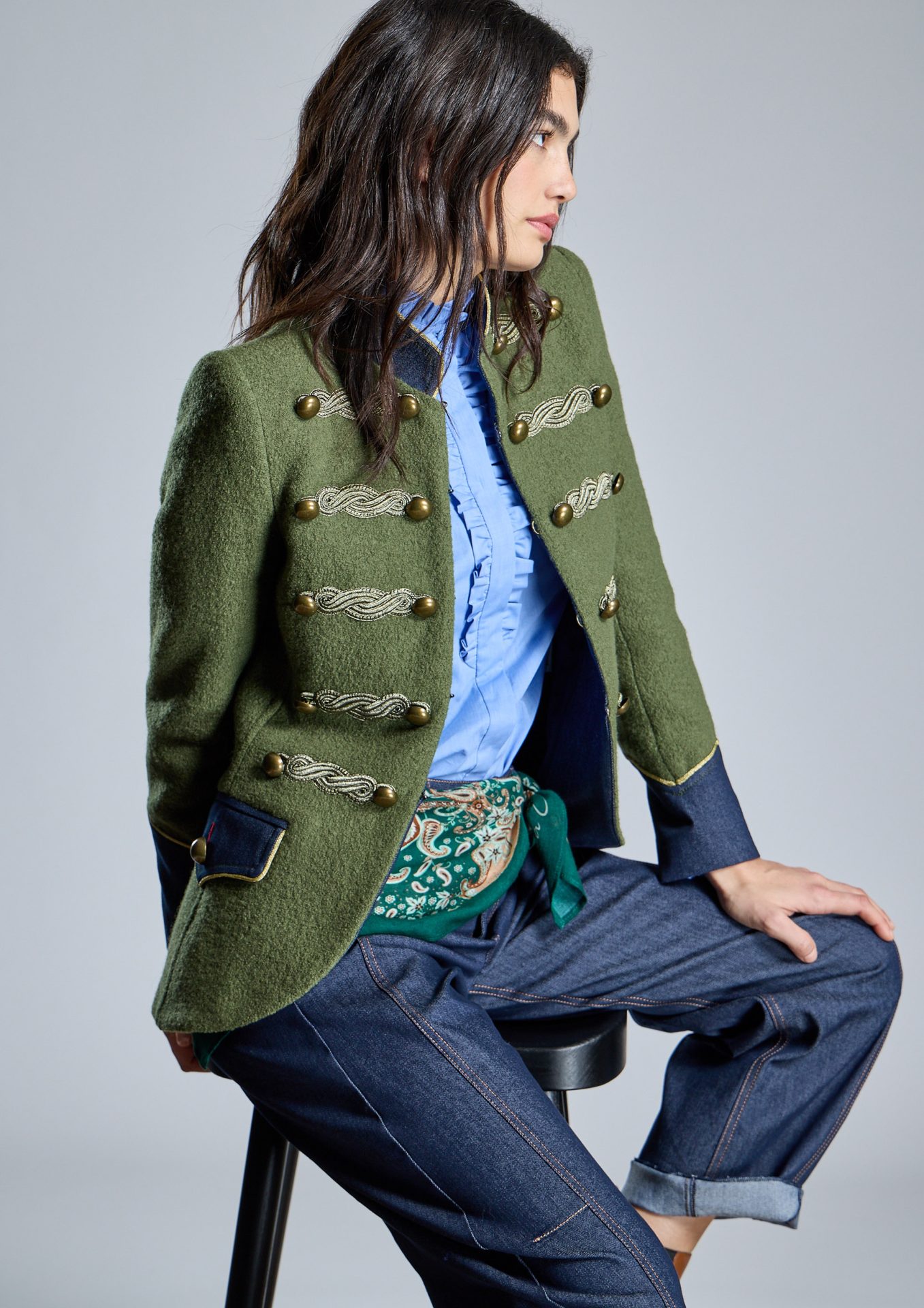chaqueta-corta-verde-con-detalle-de-alamares