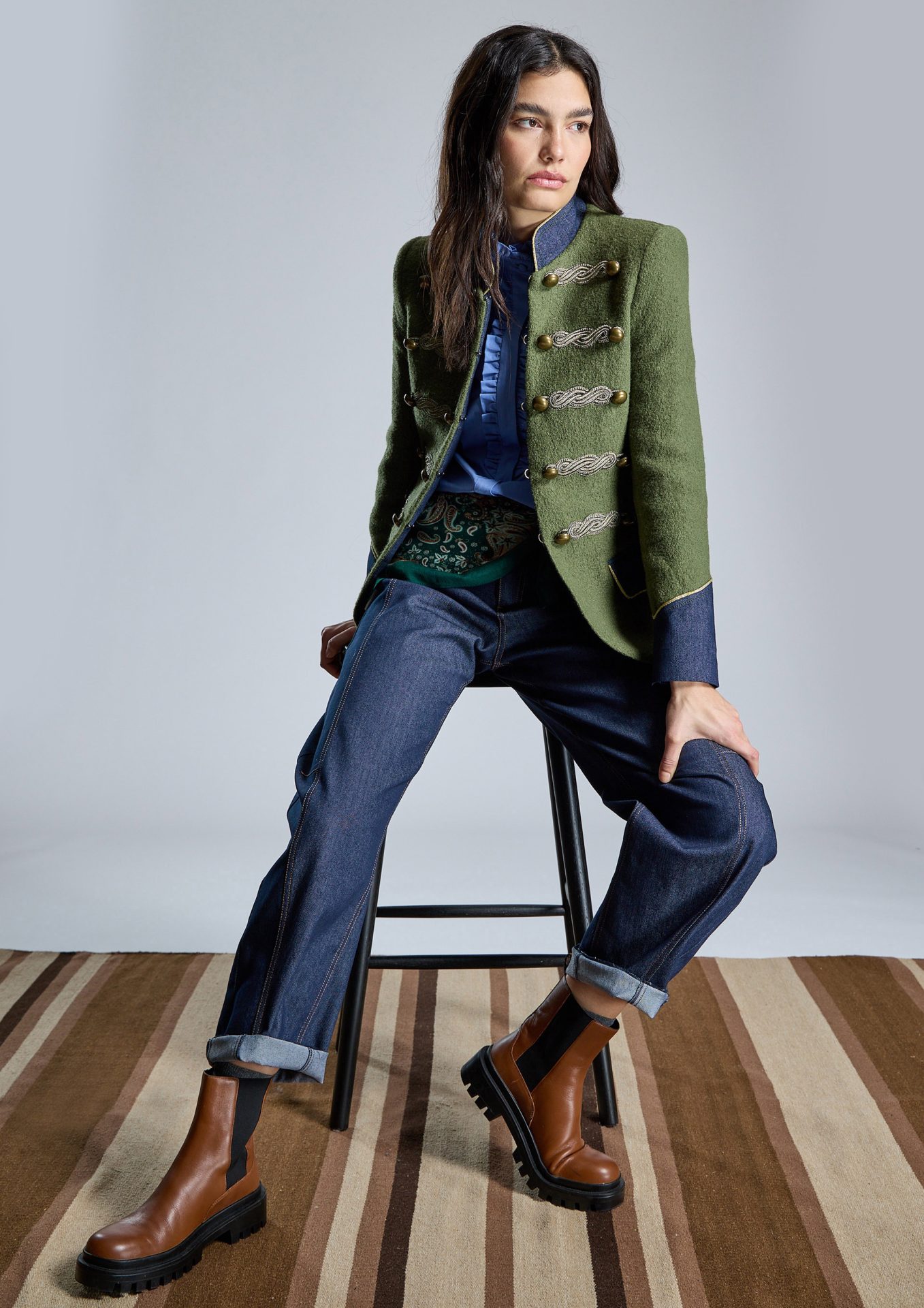 chaqueta-de-mujer-verde-con-botones-dorados