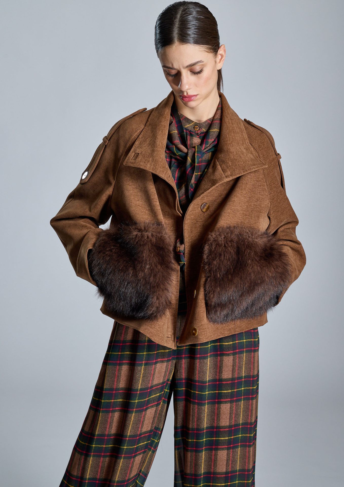 chaqueta-marron-con-bolsillos-de-pelo