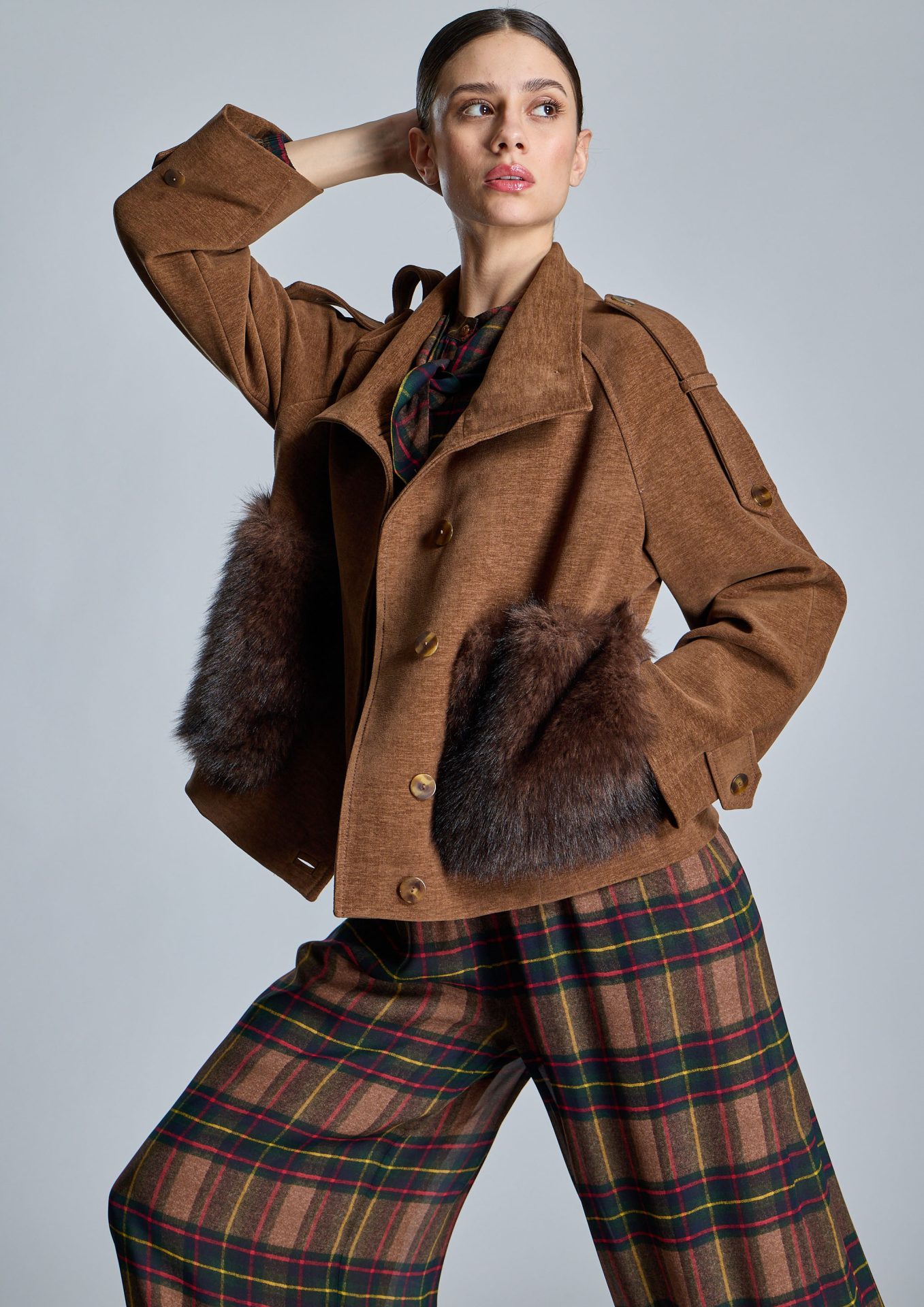 chaqueta-marron-con-bolsillos-efecto-pelo (1)