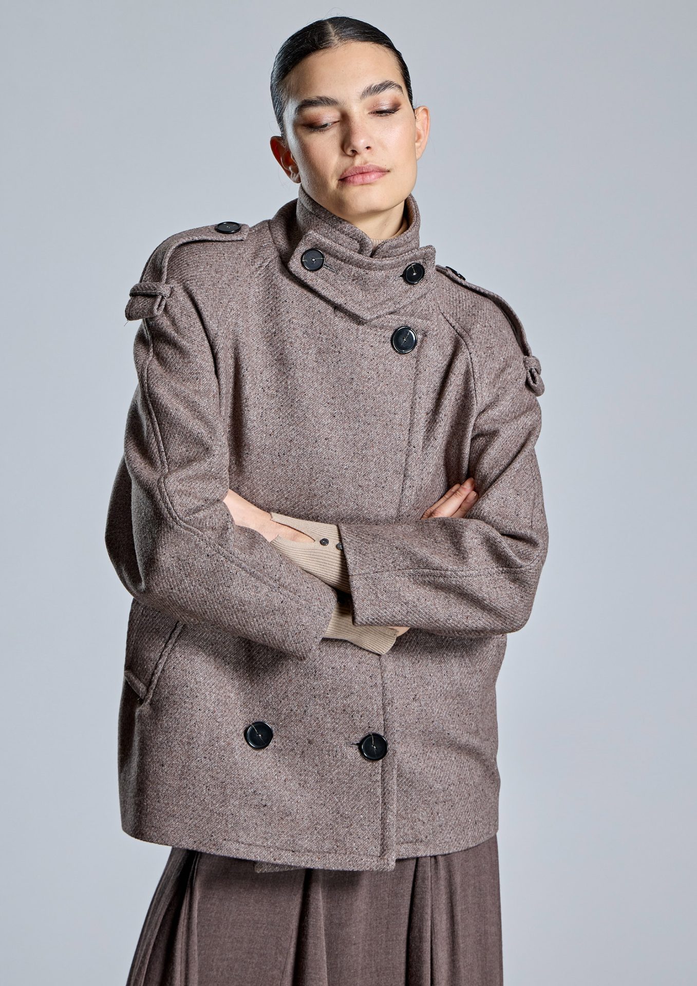 chaqueton-color-topo-con-cuello-alto-y-doble-botonadura