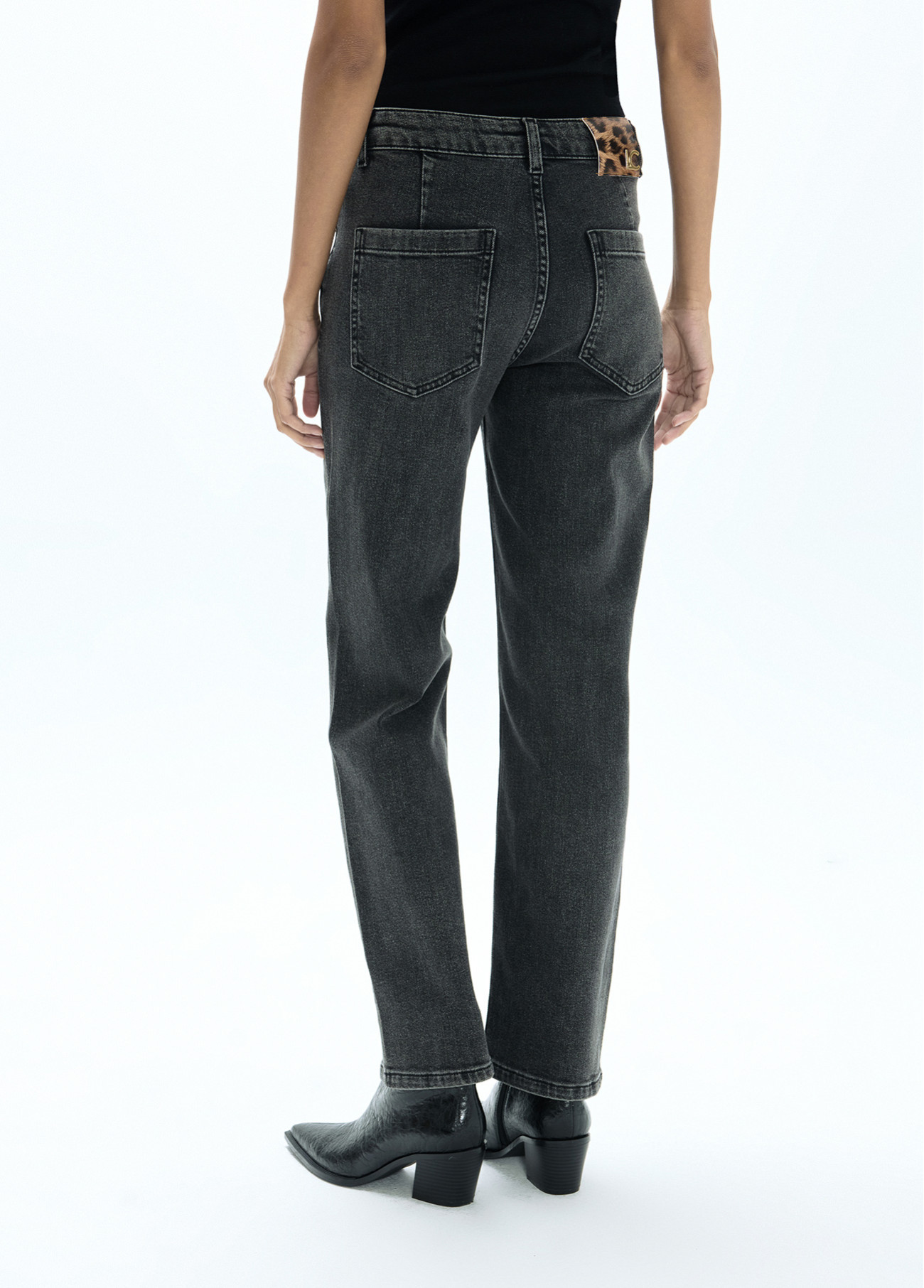 denim-recto-tobillero-detalle-cadeneta-bolsillos-delantero (2)