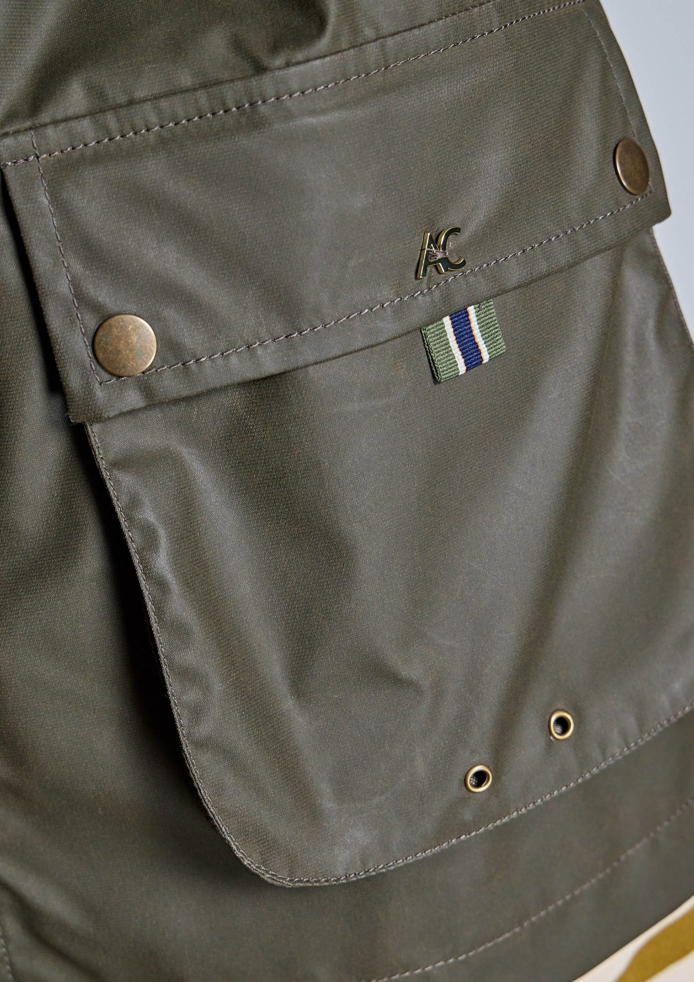 detalle-bolsillo-de-parka-kaki