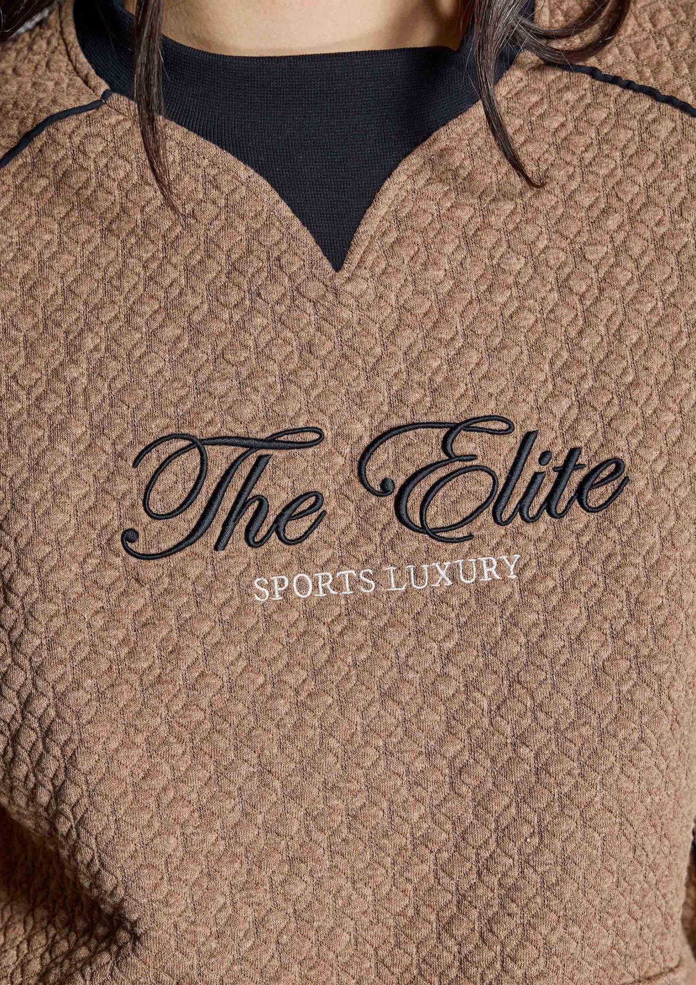 detalle-bordado-de-sudadera-camel