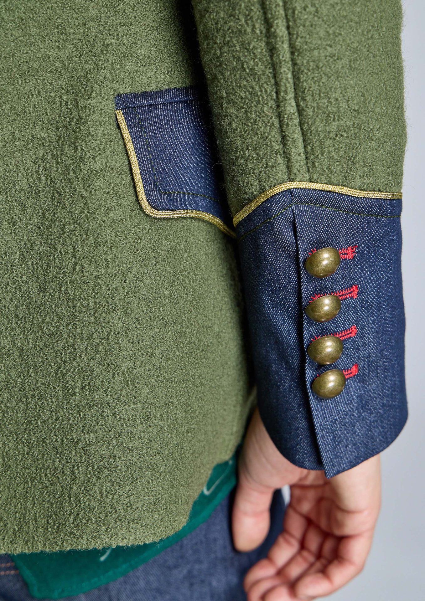 detalle-de-chaqueta-militar-verde