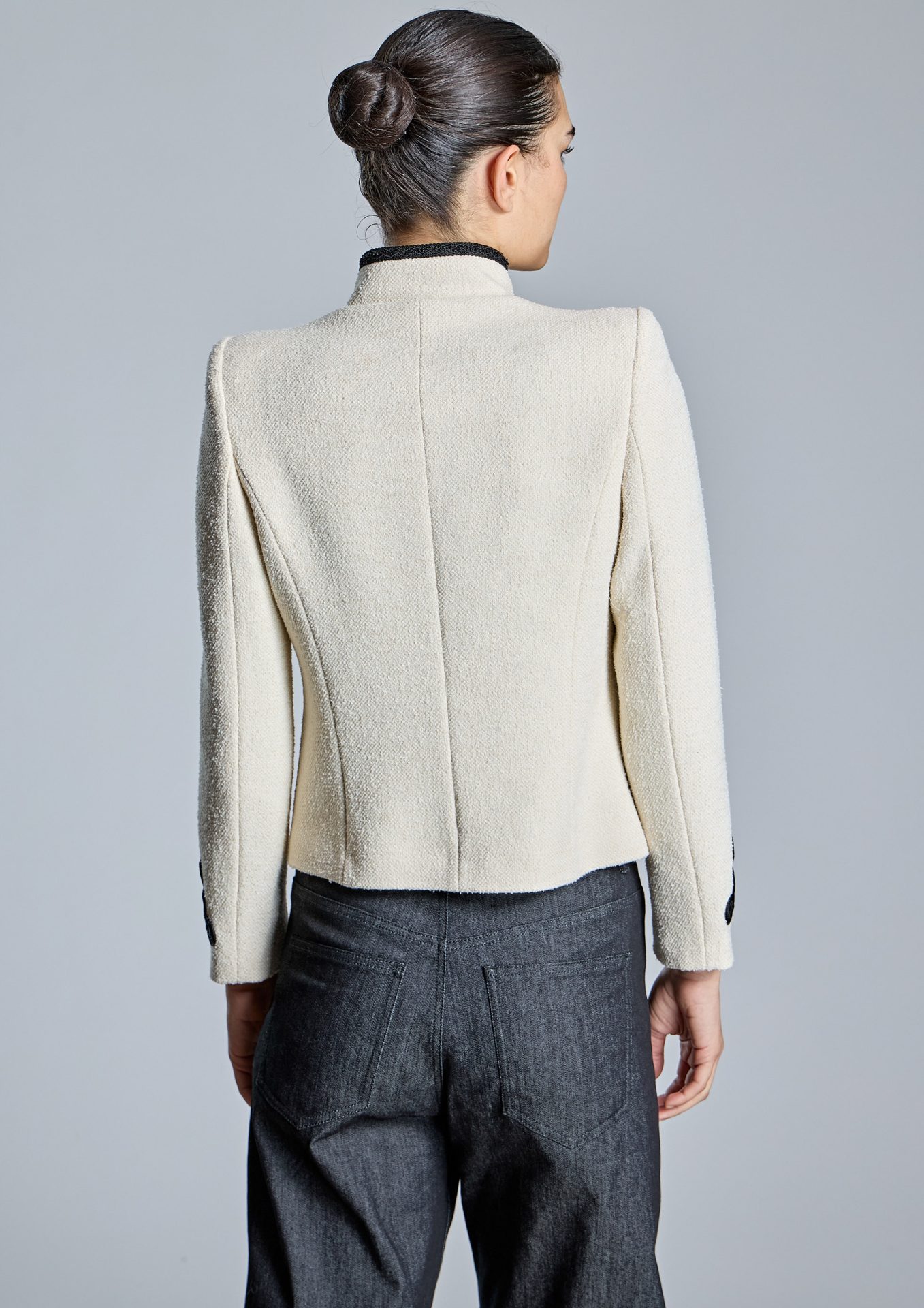 espalda-de-chaqueta-cruda-negra