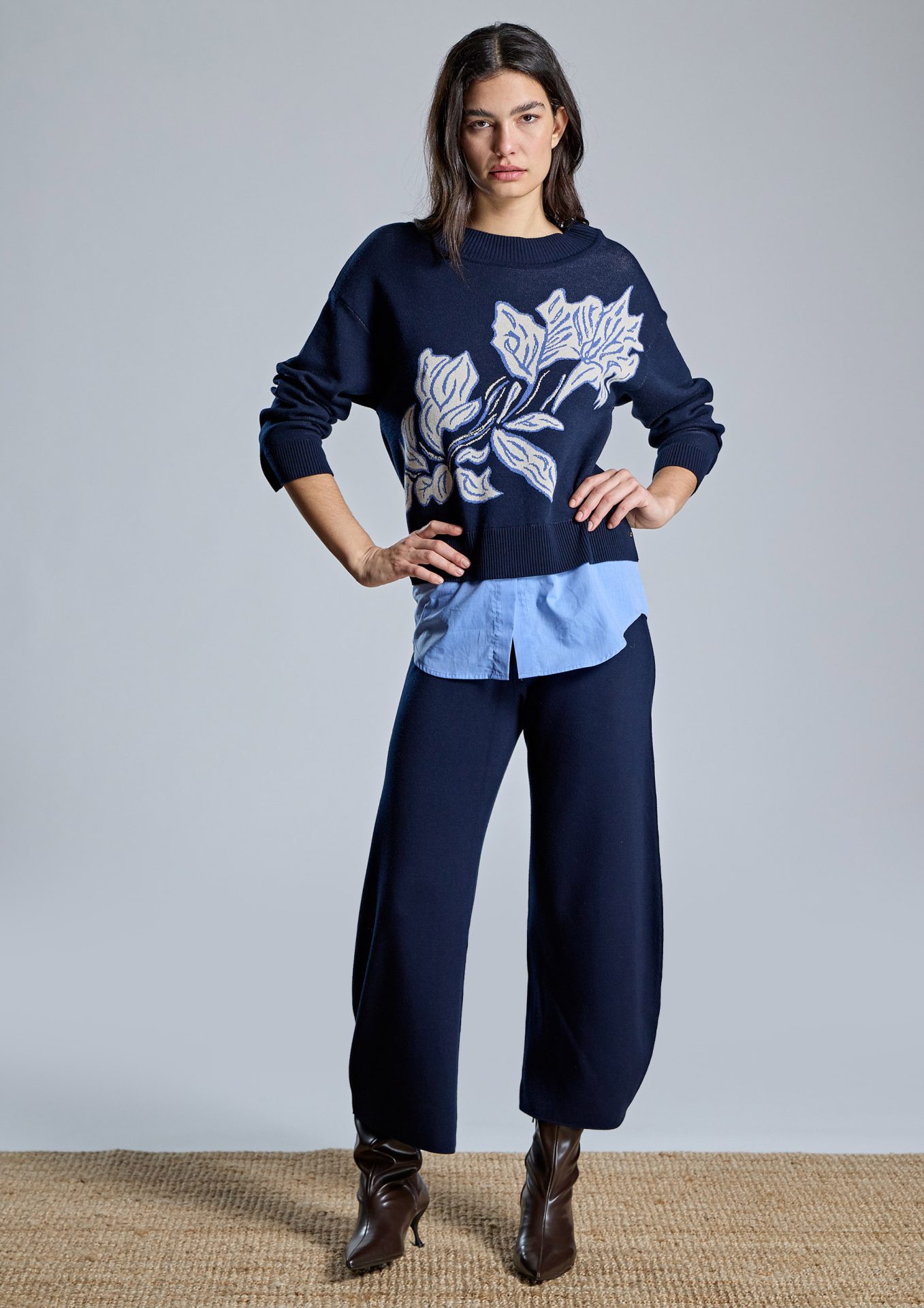 jersey-azul-marino-de-punto-con-motivo-floral