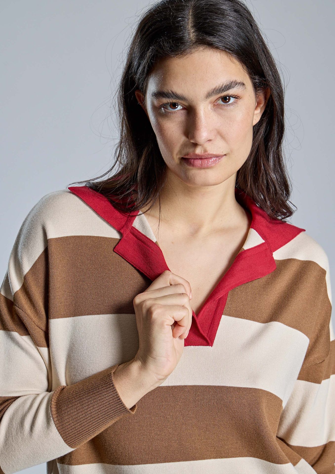 jersey-de-alba-conde-con-cuello-rojo