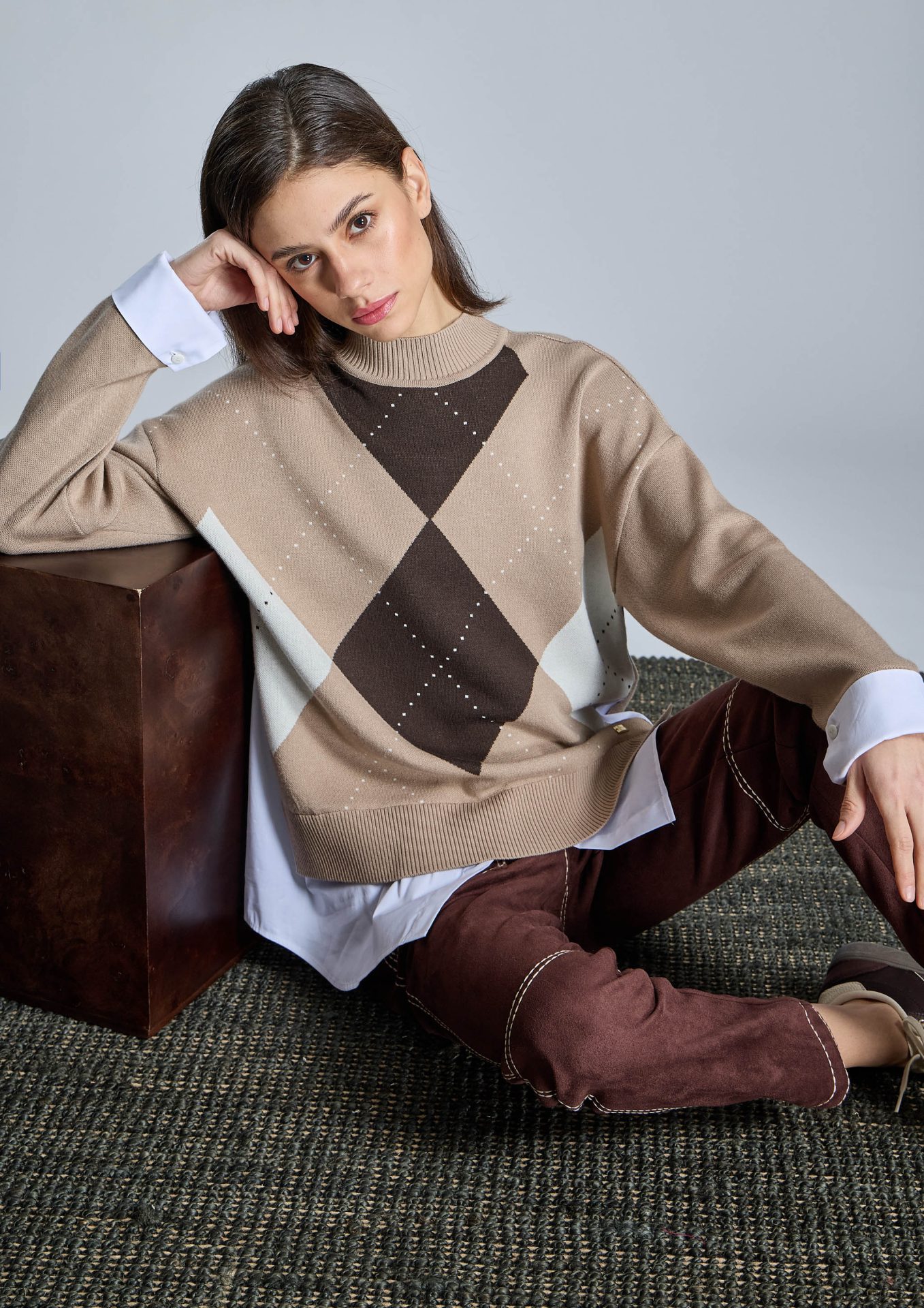 jersey-de-mujer-beige-con-rombos-marron-y-crudo