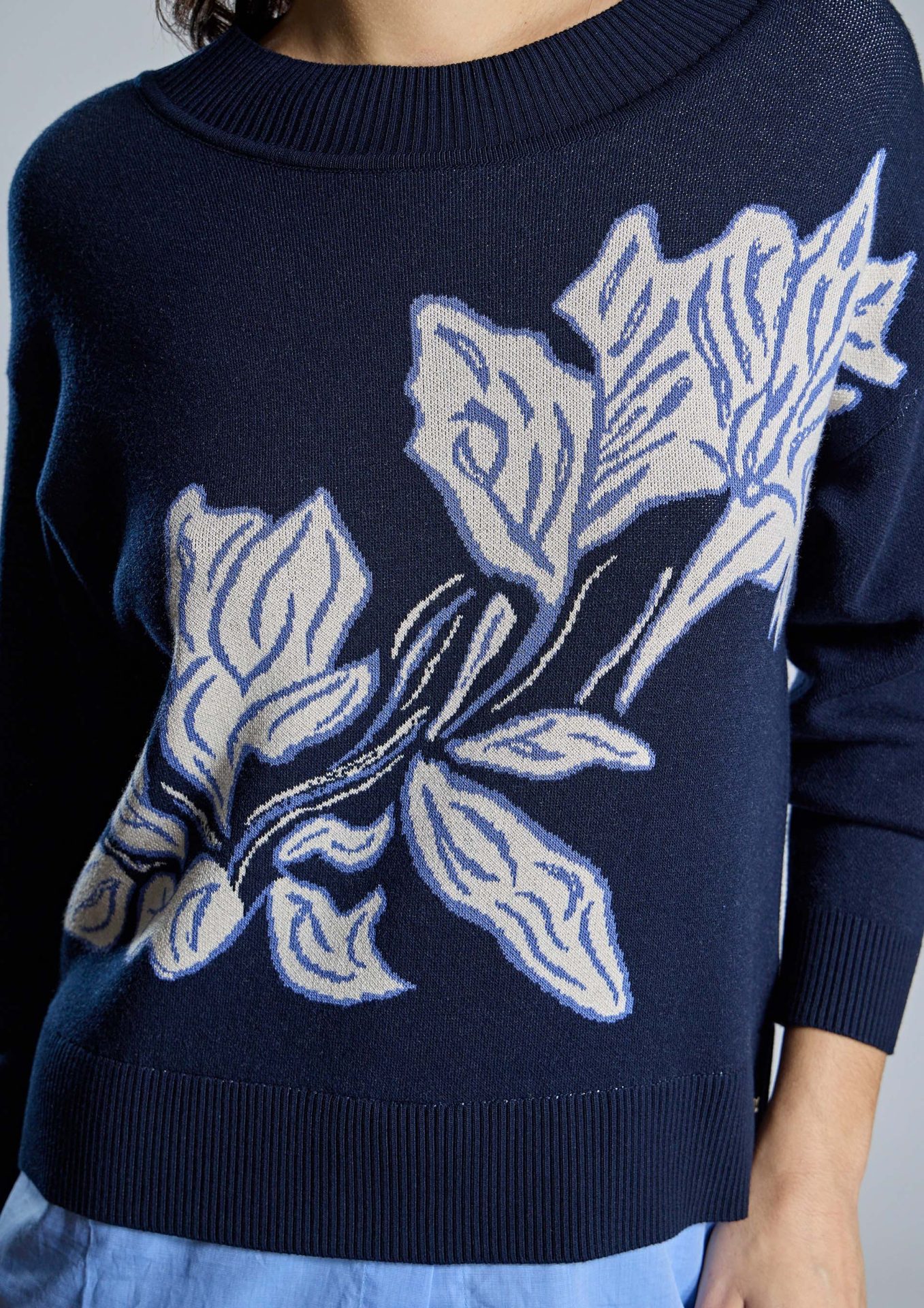jersey-de-mujer-con-flores-y-bajo-de-blusa-en-contraste