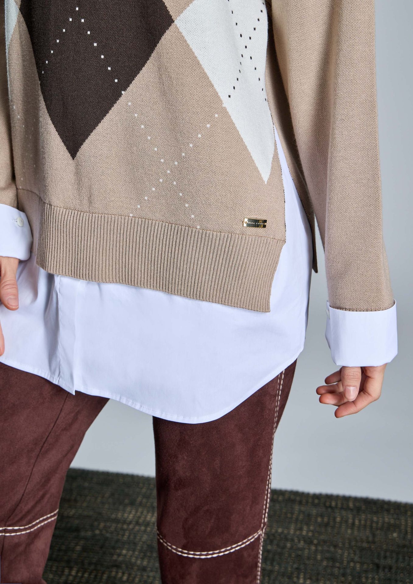 jersey-de-mujer-con-rombos-y-detalle-de-camisa-incorporada