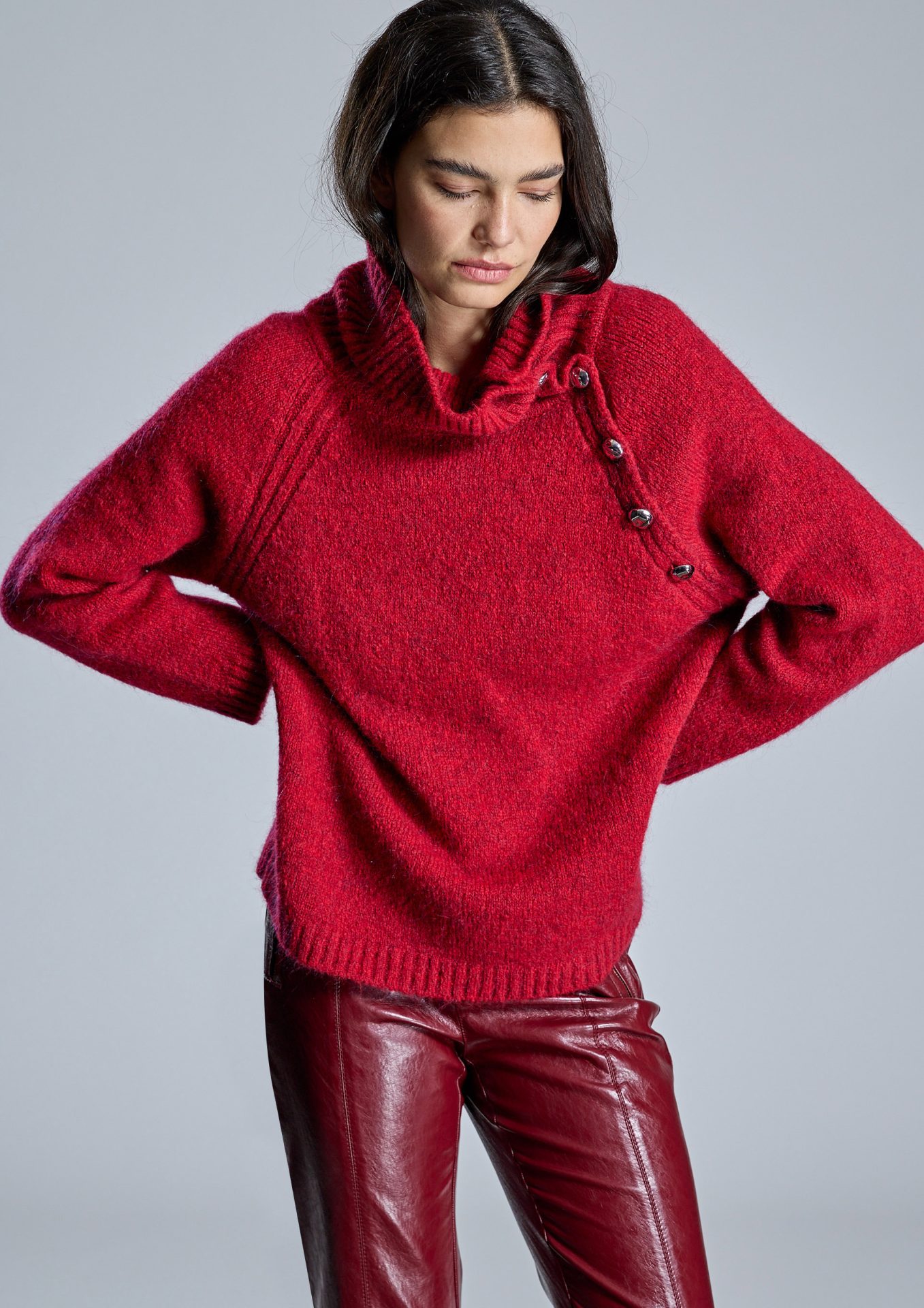 jersey-de-punto-rojo-con-cuello-vuelto-y-botones