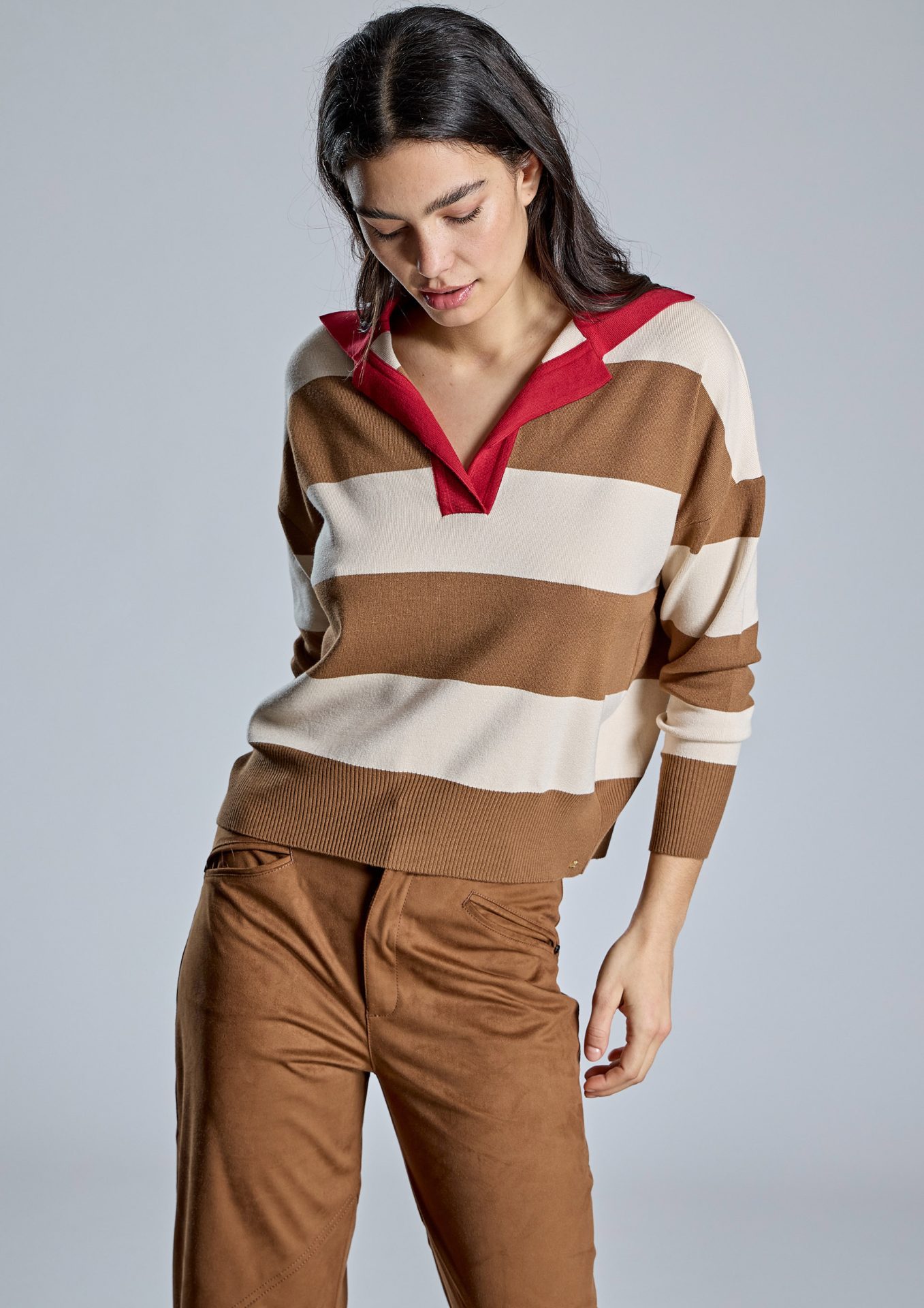 jersey-de-rayas-con-cuello-rojo