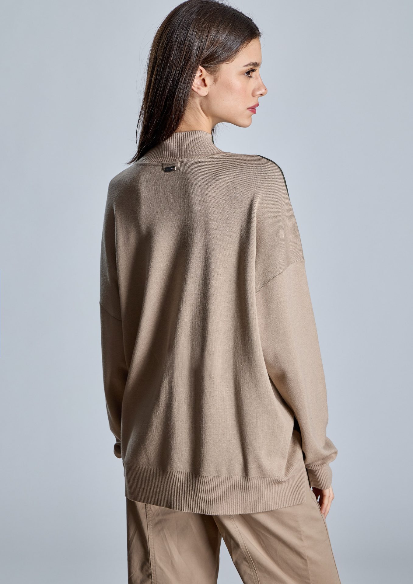 jersey-kaki-y-espalda-beige