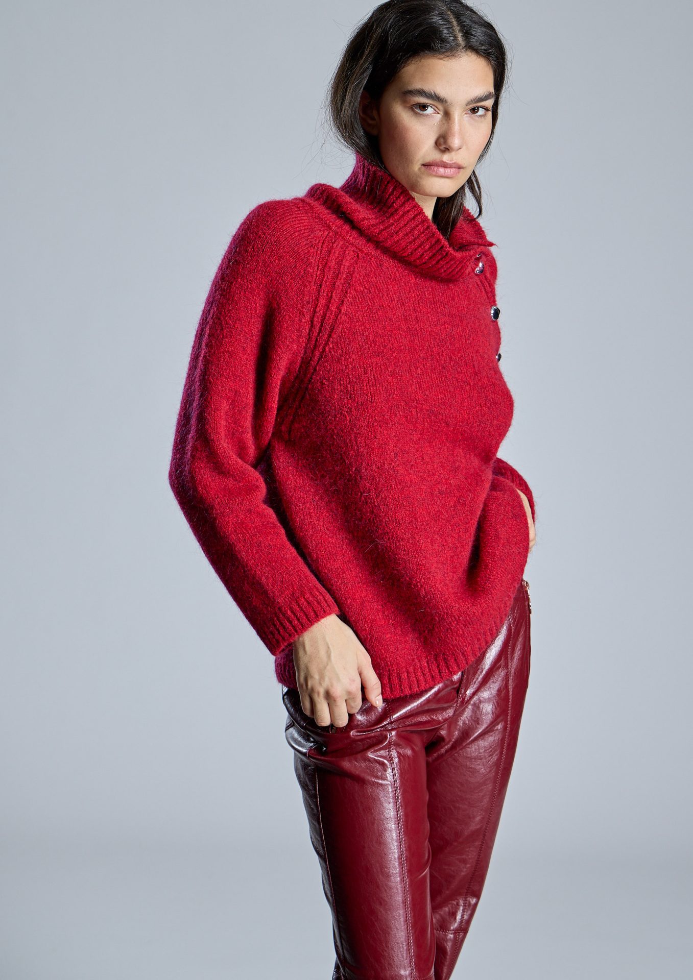 jersey-oversize-rojo-con-cuello-alto-abotonado