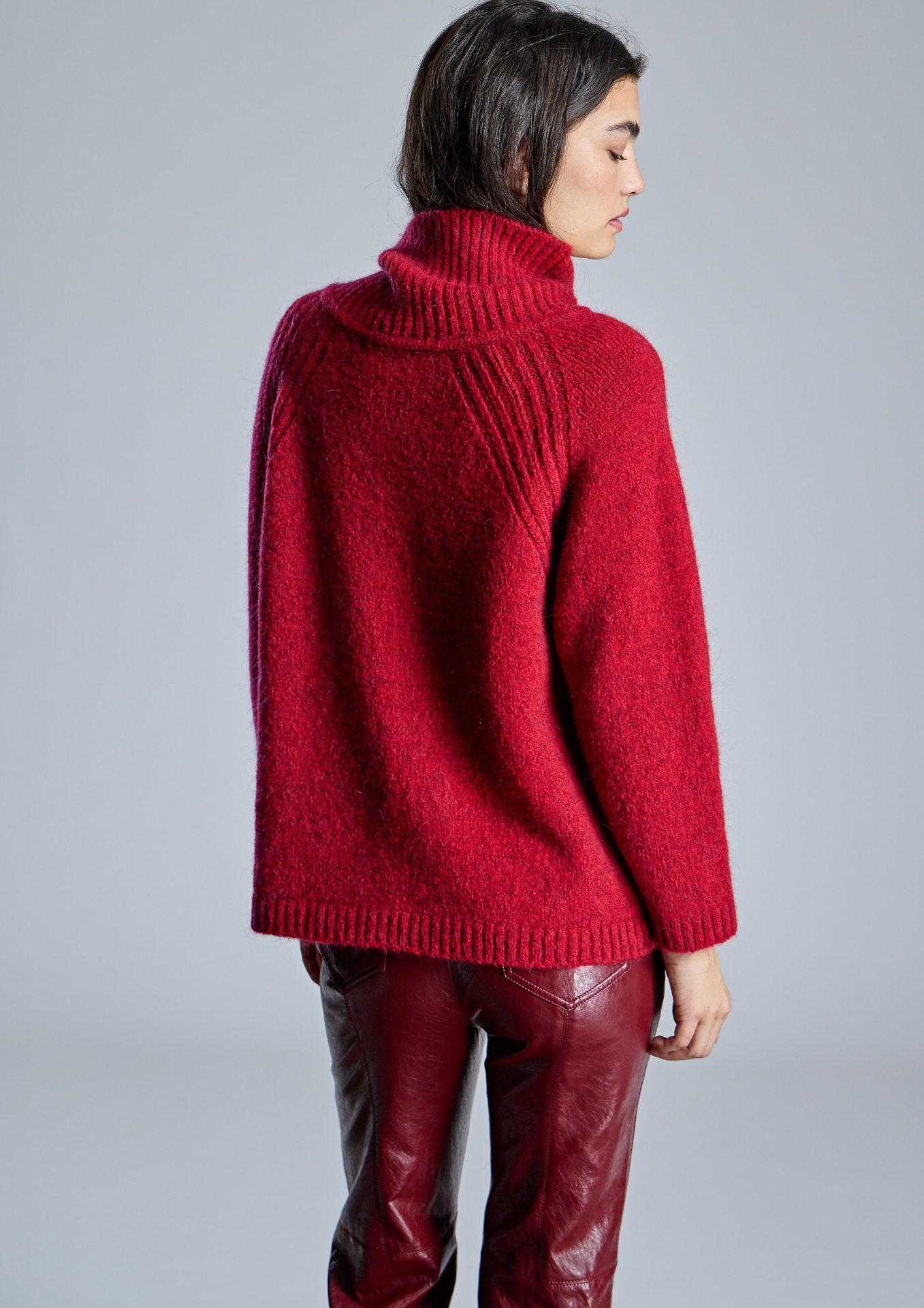 jersey-rojo-de-alba-conde-con-botones-en-el-cuello