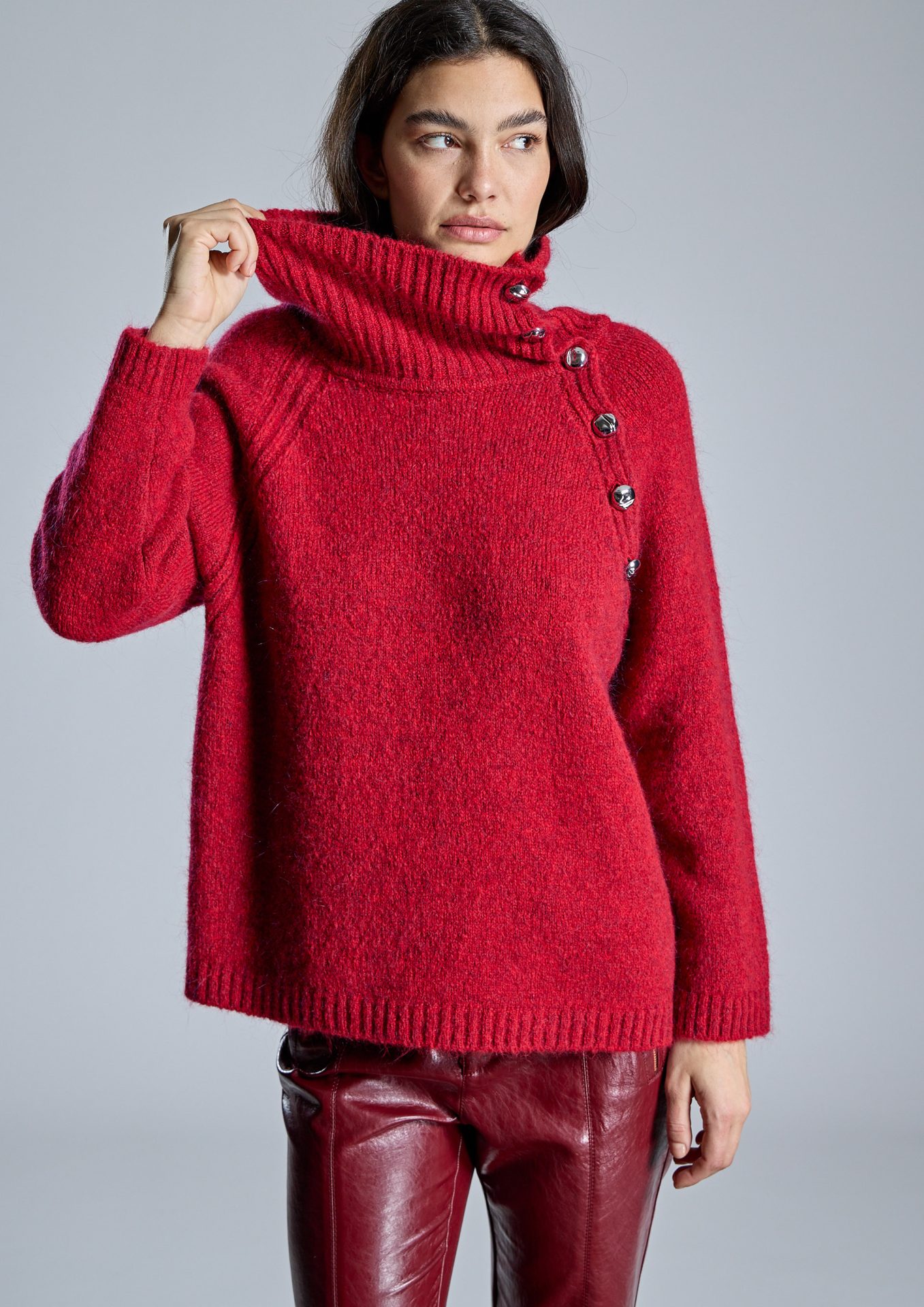 jersey-rojo-de-cuello-alto-con-botones-laterales