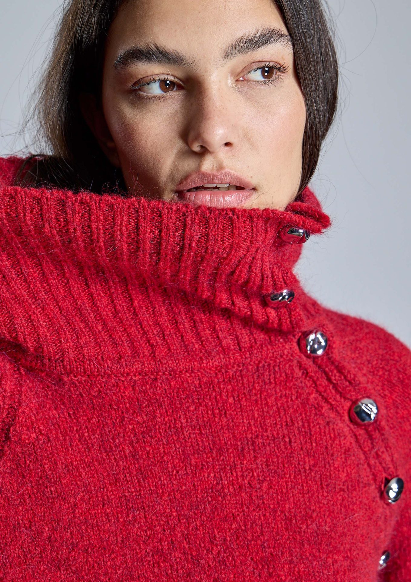 jersey-rojo-de-punto-con-cuello-alto-y-botones-laterales