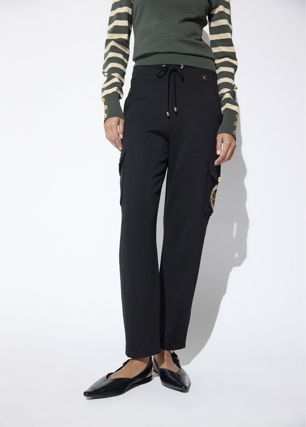 pantalon-cordon-en-cintura-y-bolsillo-cargo-con-parche-aviador-en-un-lado (3)