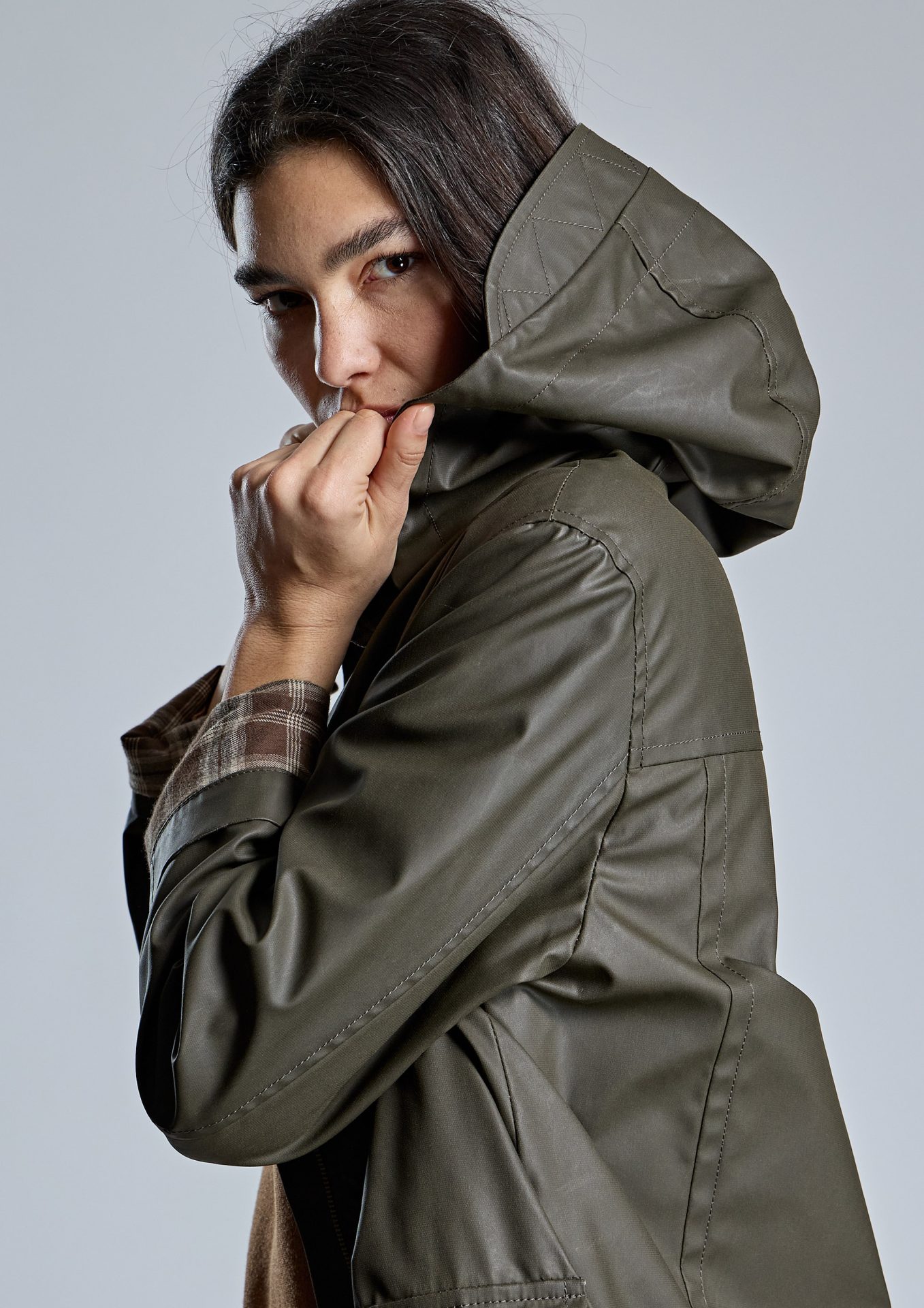 parka-impermeable-kaki-con-capucha