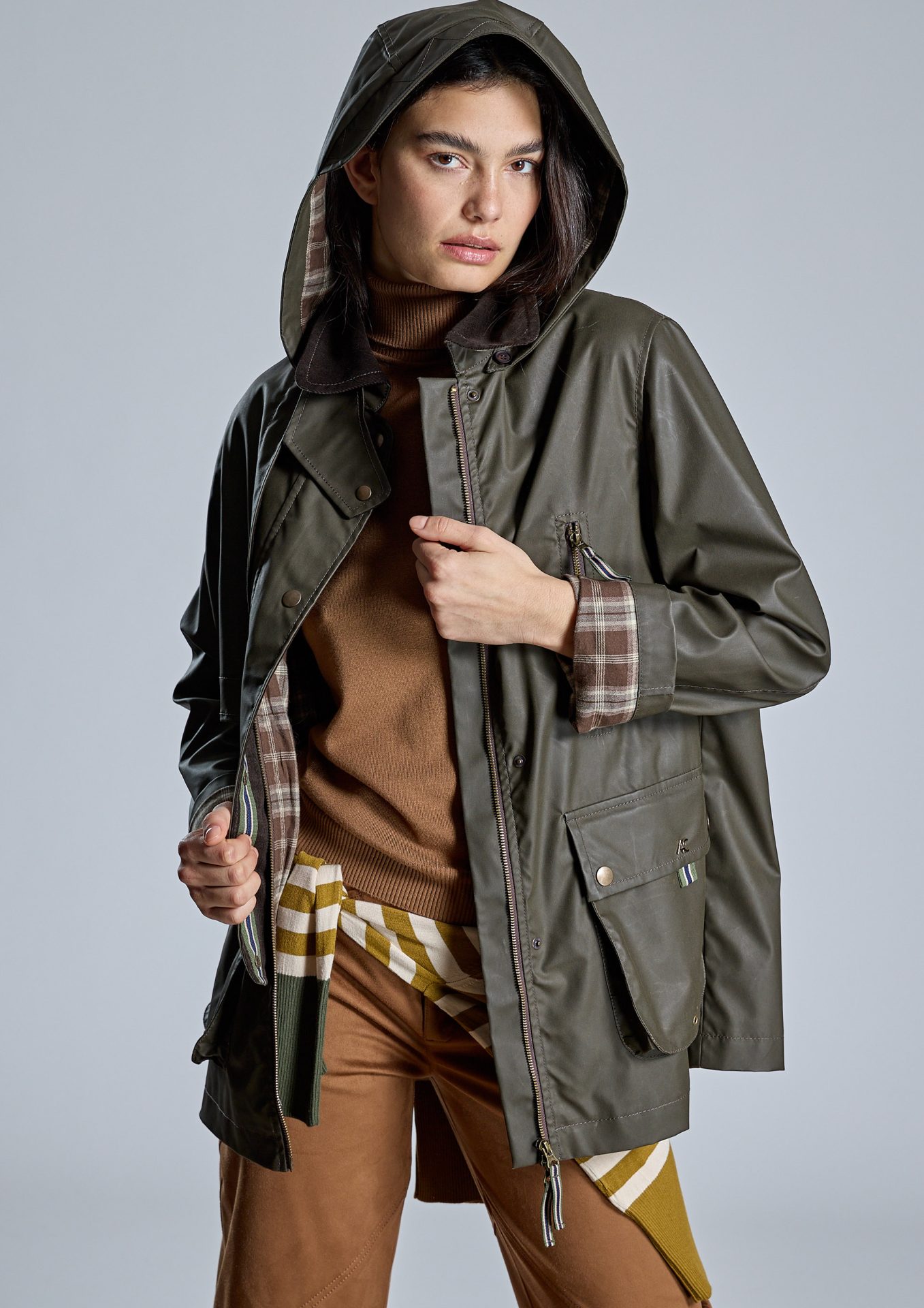 parka-kaki-con-capucha-y-acabado-tecnico