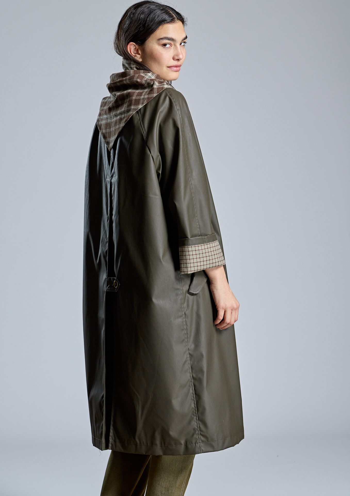 parka-larga-de-mujer-con-acabado-tecnico