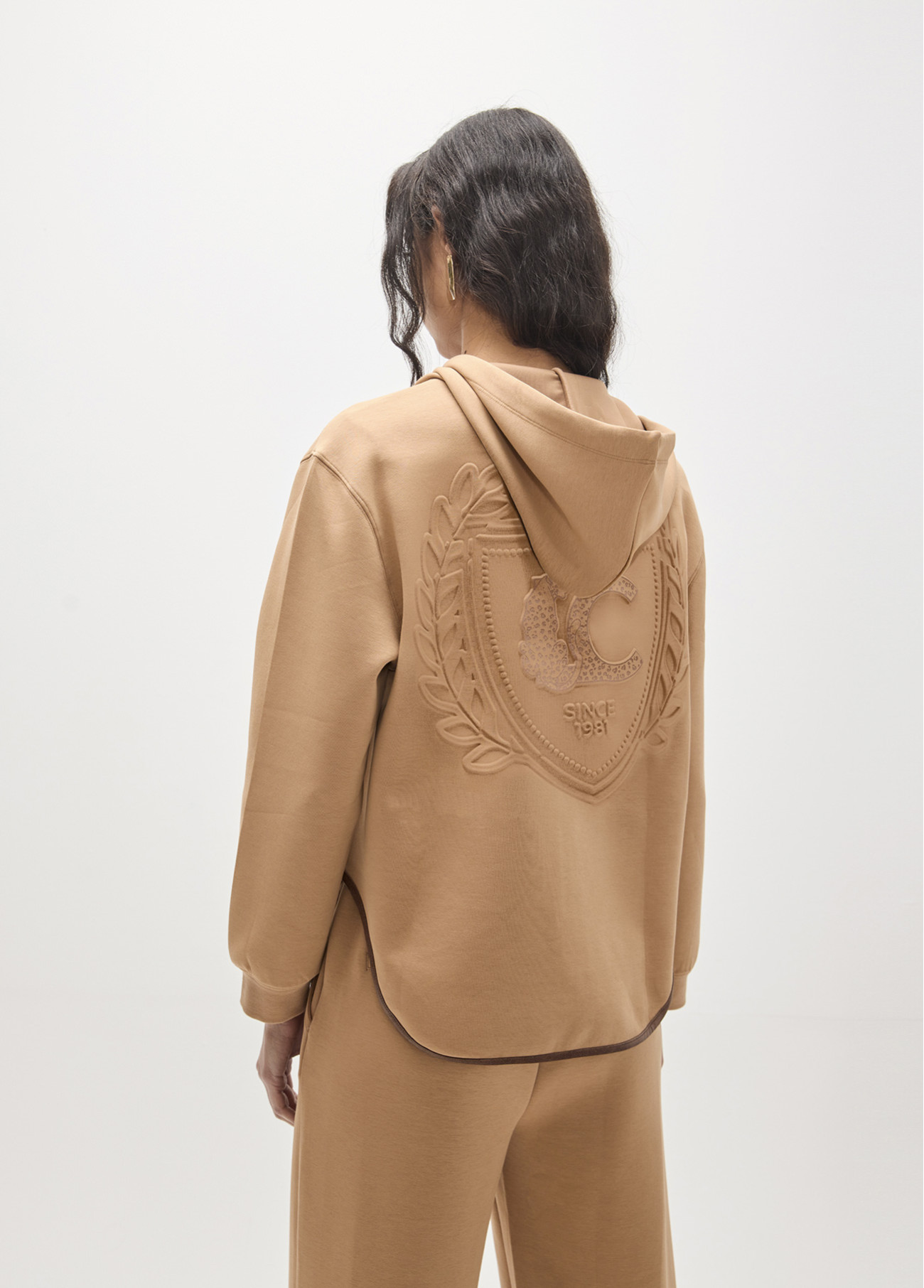 sudadera-abierta-bolsillo-efecto-piel-con-en-el-delantero-y-maxi-parche-en-espalda (1)