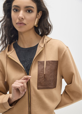 sudadera-abierta-bolsillo-efecto-piel-con-en-el-delantero-y-maxi-parche-en-espalda (3)