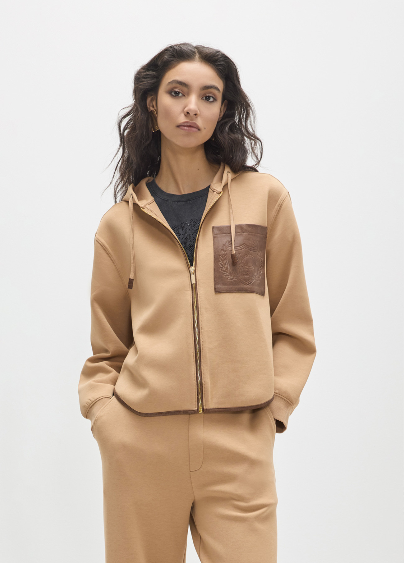 sudadera-abierta-bolsillo-efecto-piel-con-en-el-delantero-y-maxi-parche-en-espalda