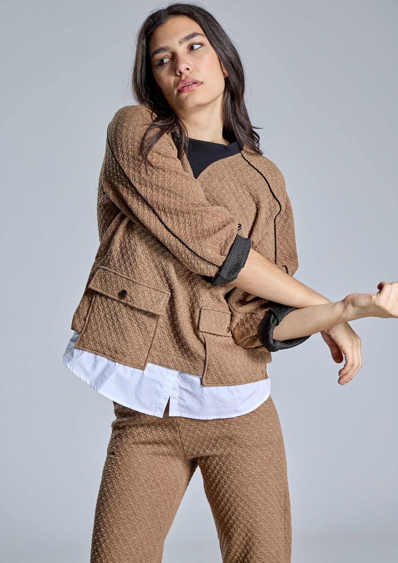 sudadera-camel-con-textura-y-bordado-frontal