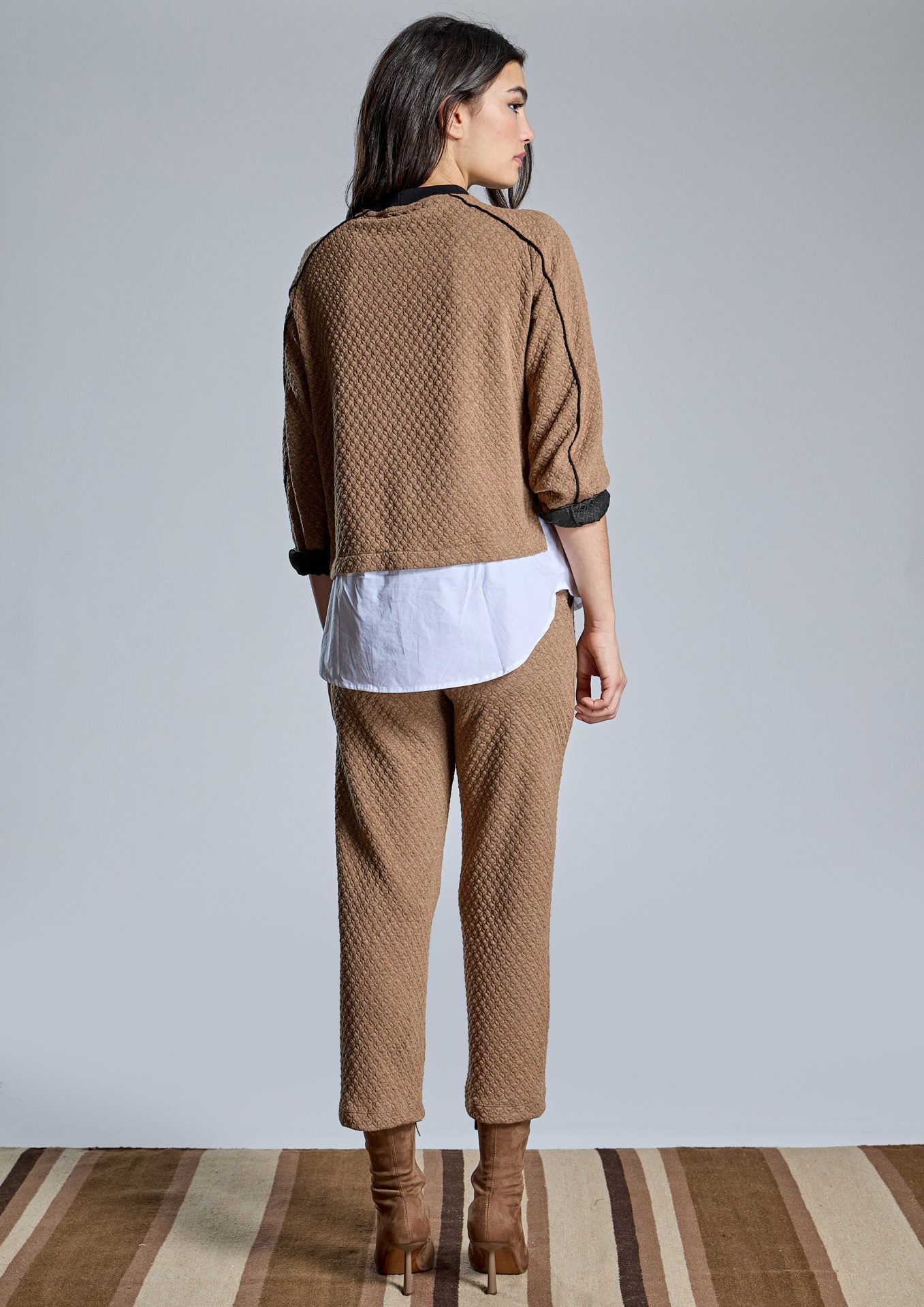 sudadera-camel-texturizada-con-bajo-camisero