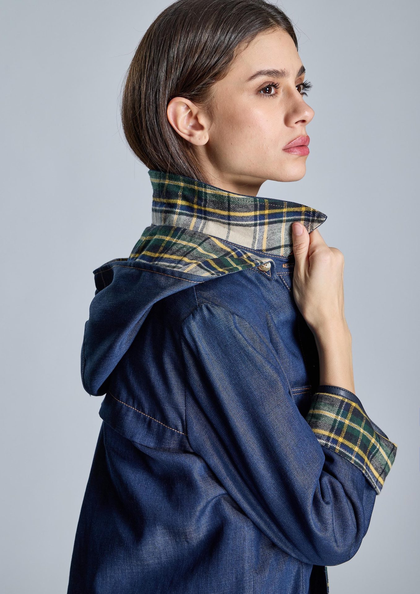 blusa-azul-con-bolsillos-y-contraste-de-cuadros-y-capucha