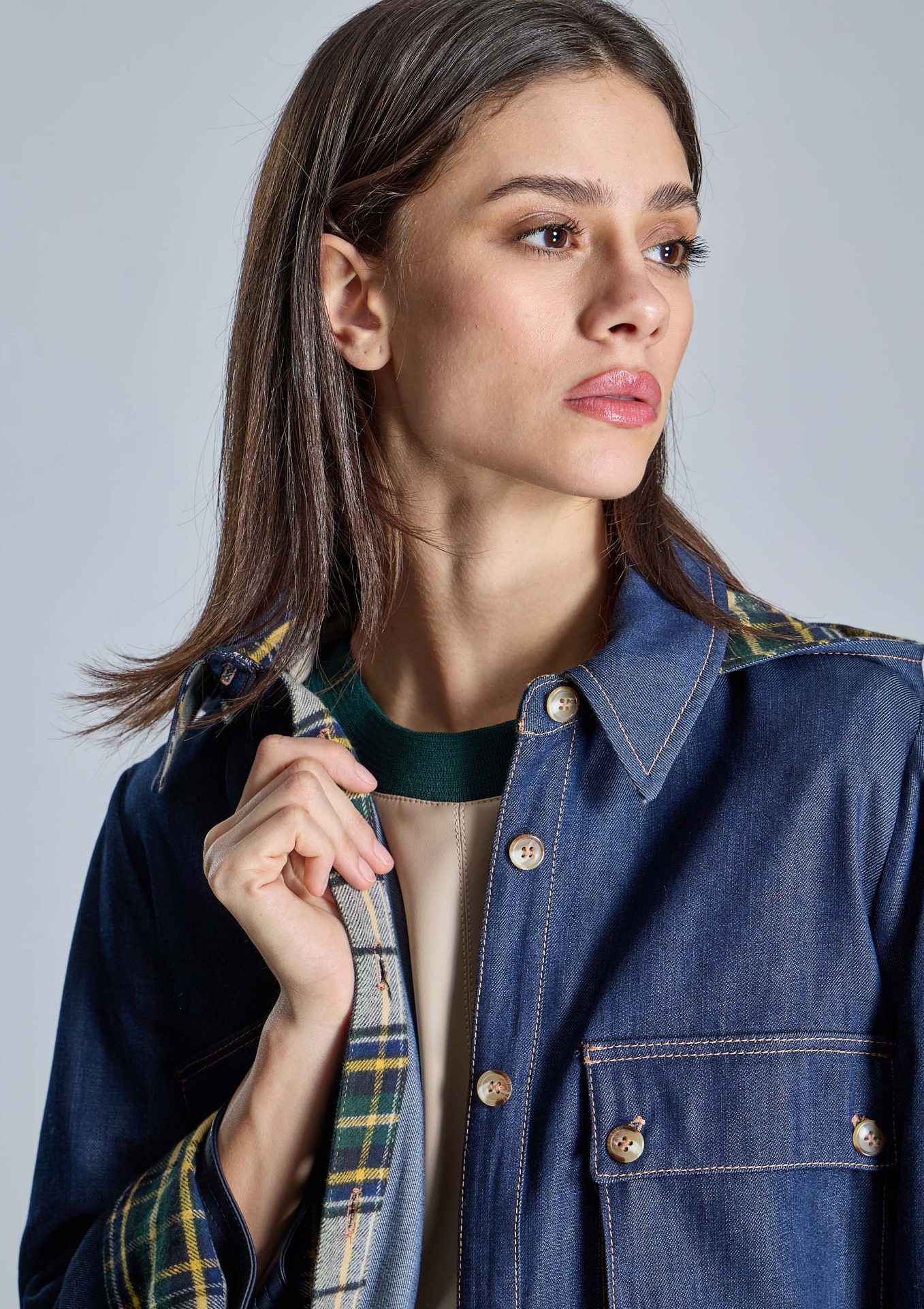 blusa-azul-con-bolsillos-y-contraste-de-cuadros
