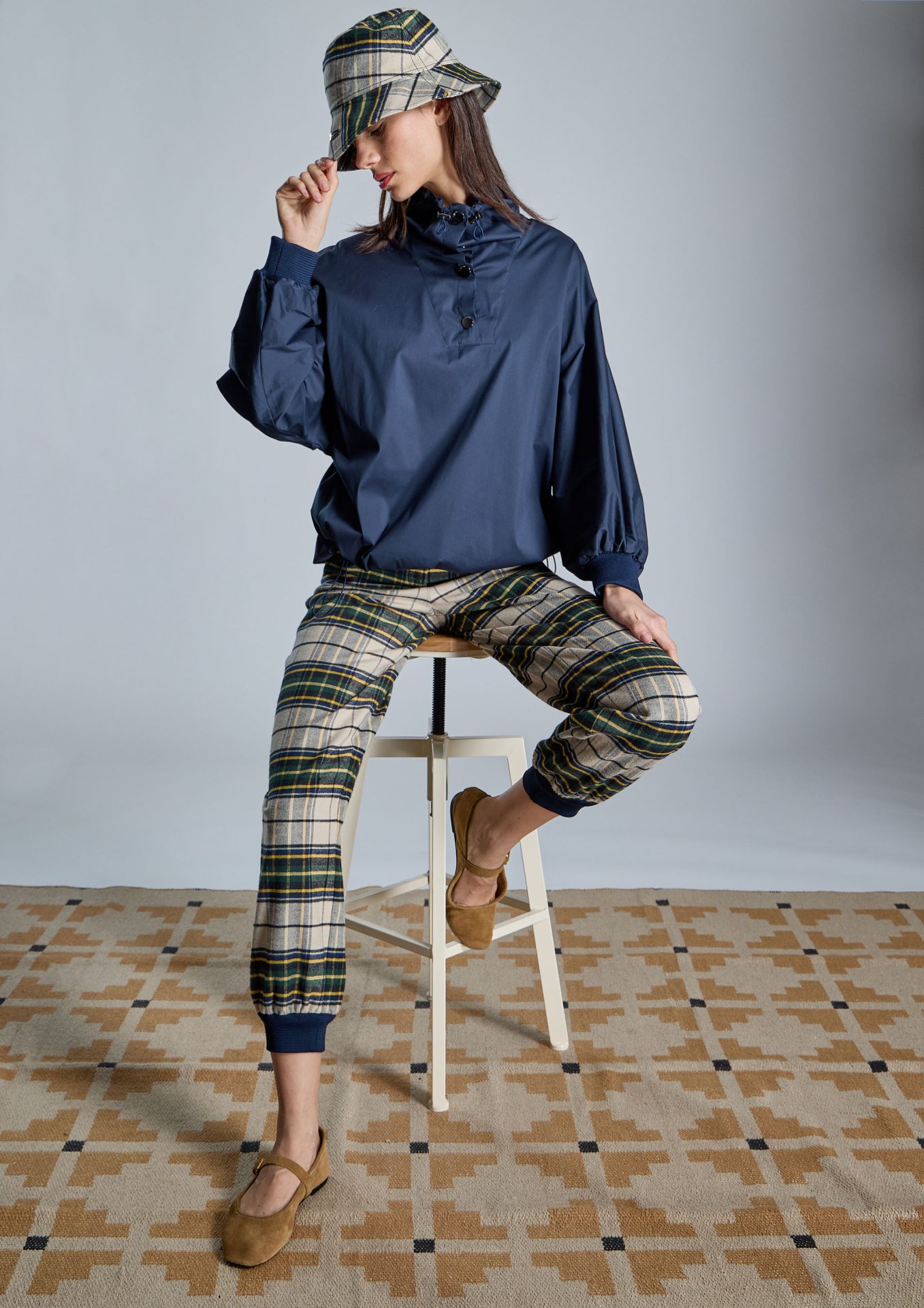 blusa-azul-marino-con-pantalon-de-cuadros