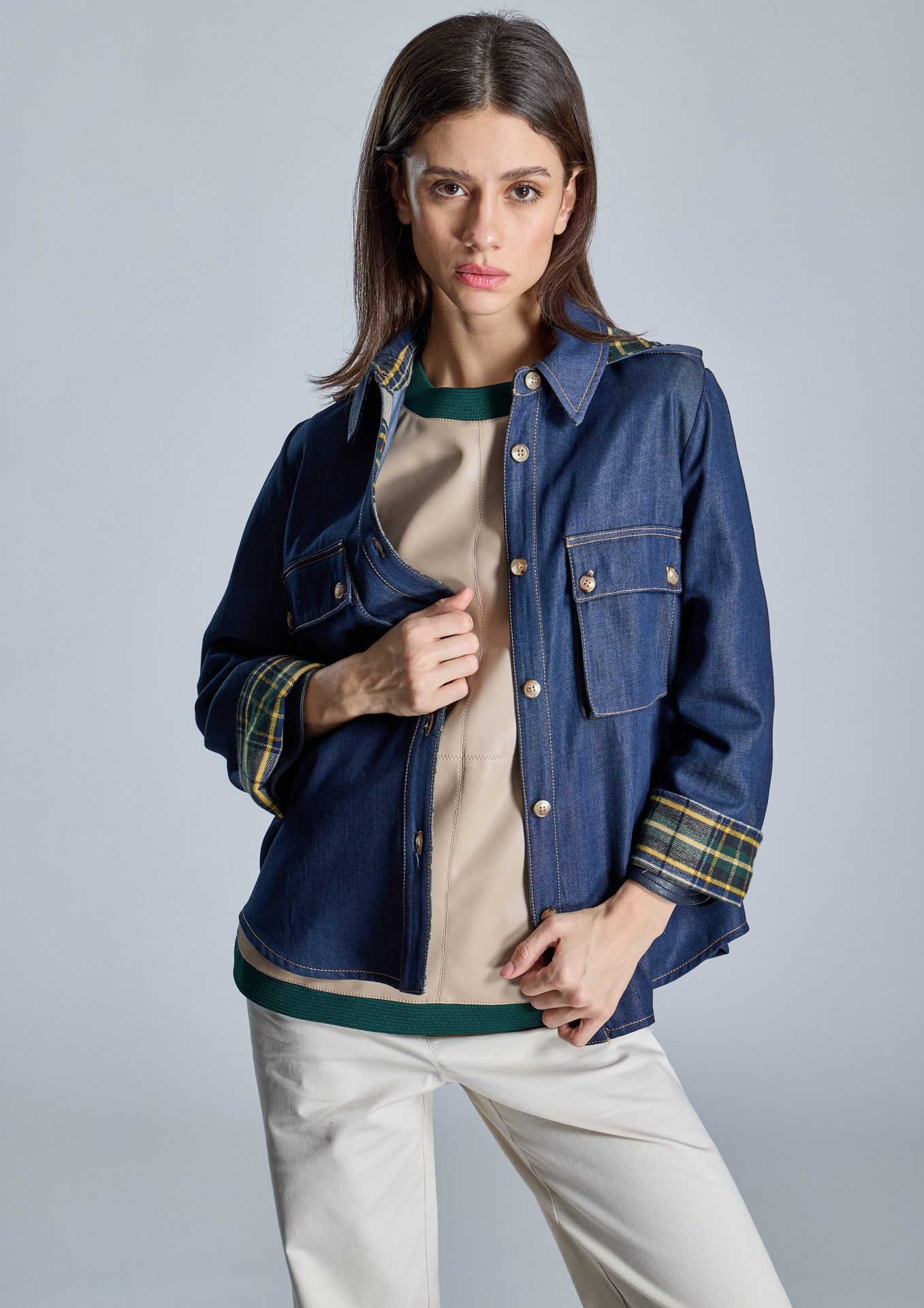 blusa-camisera-azul-con-detalle-de-cuadros