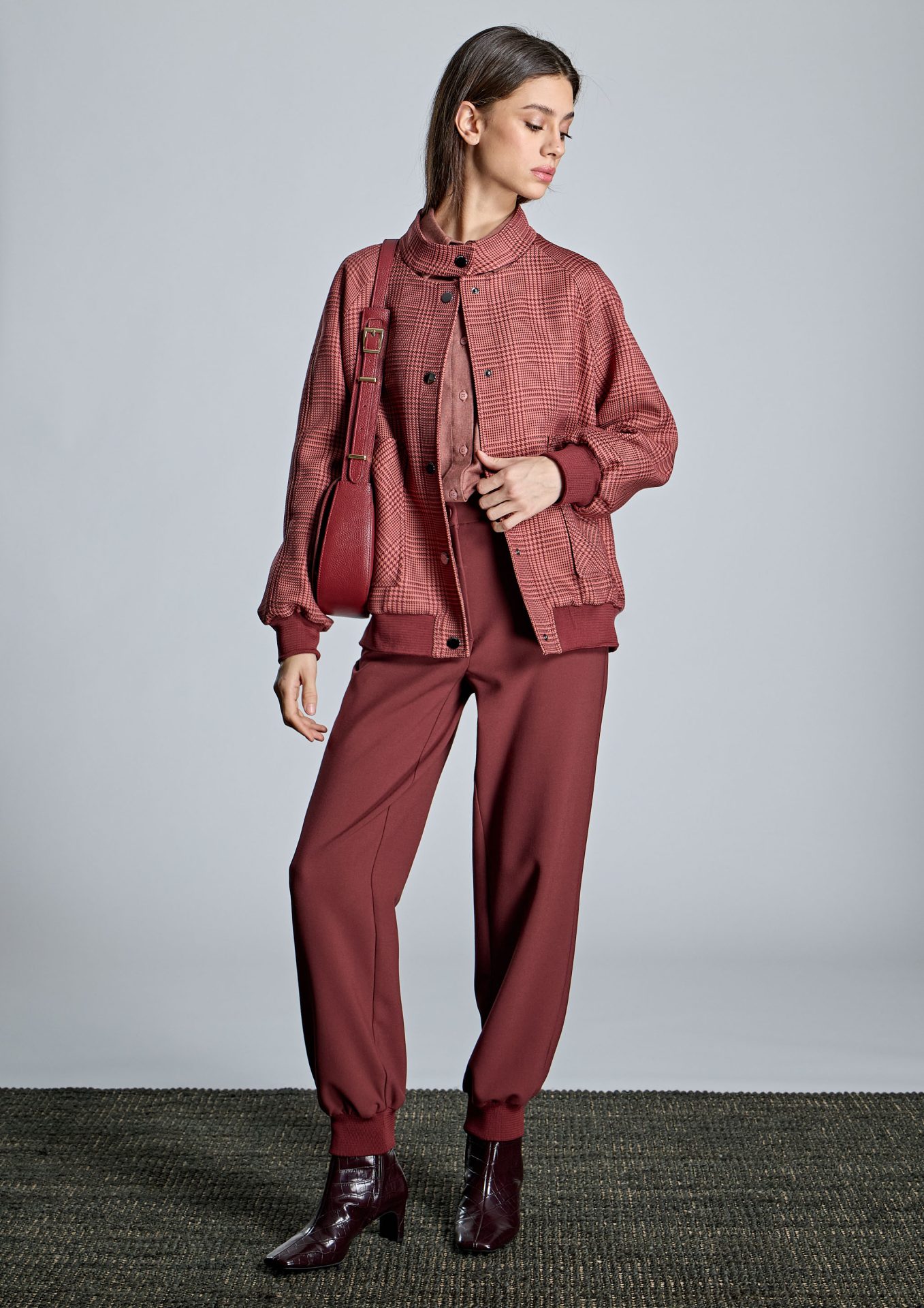 bomber-corta-de-cuadros-granate-de-mujer