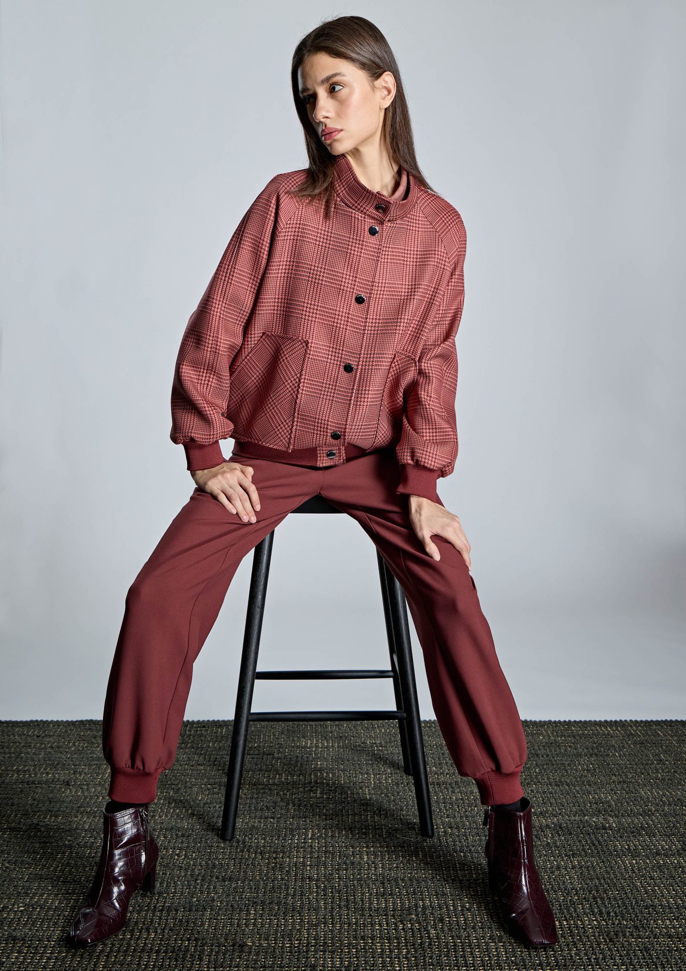 bomber-granate-con-pantalon-a-tono