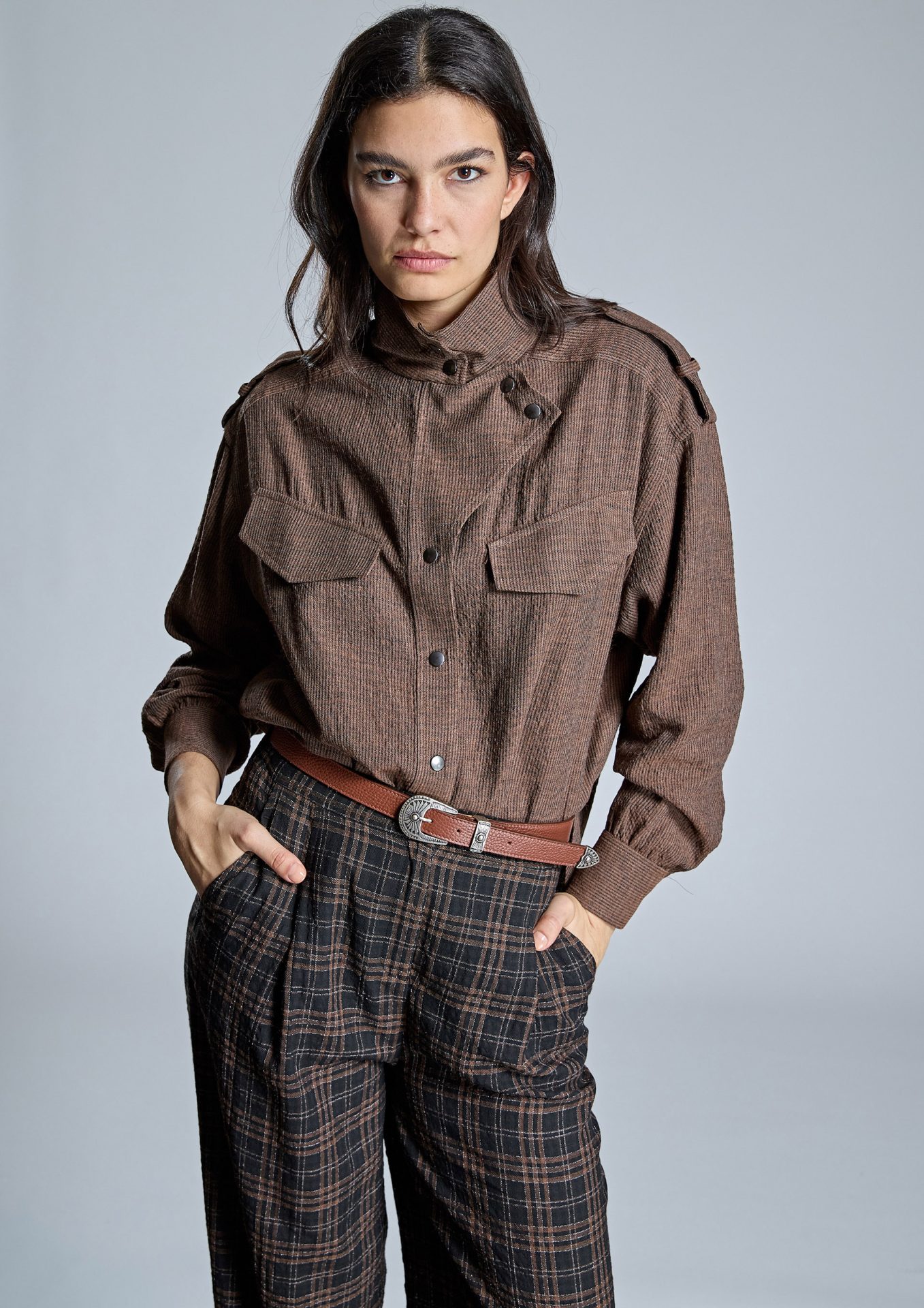 camisa-marron-de-micropana-con-bolsillos-de-solapa