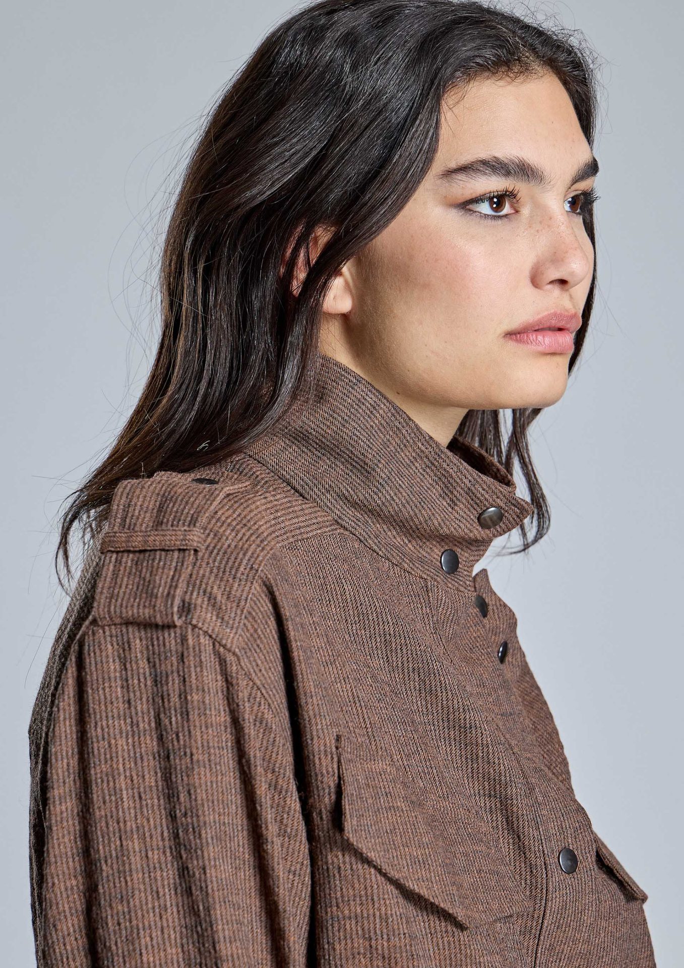 camisa-marron-de-mujer-con-cuello-alto