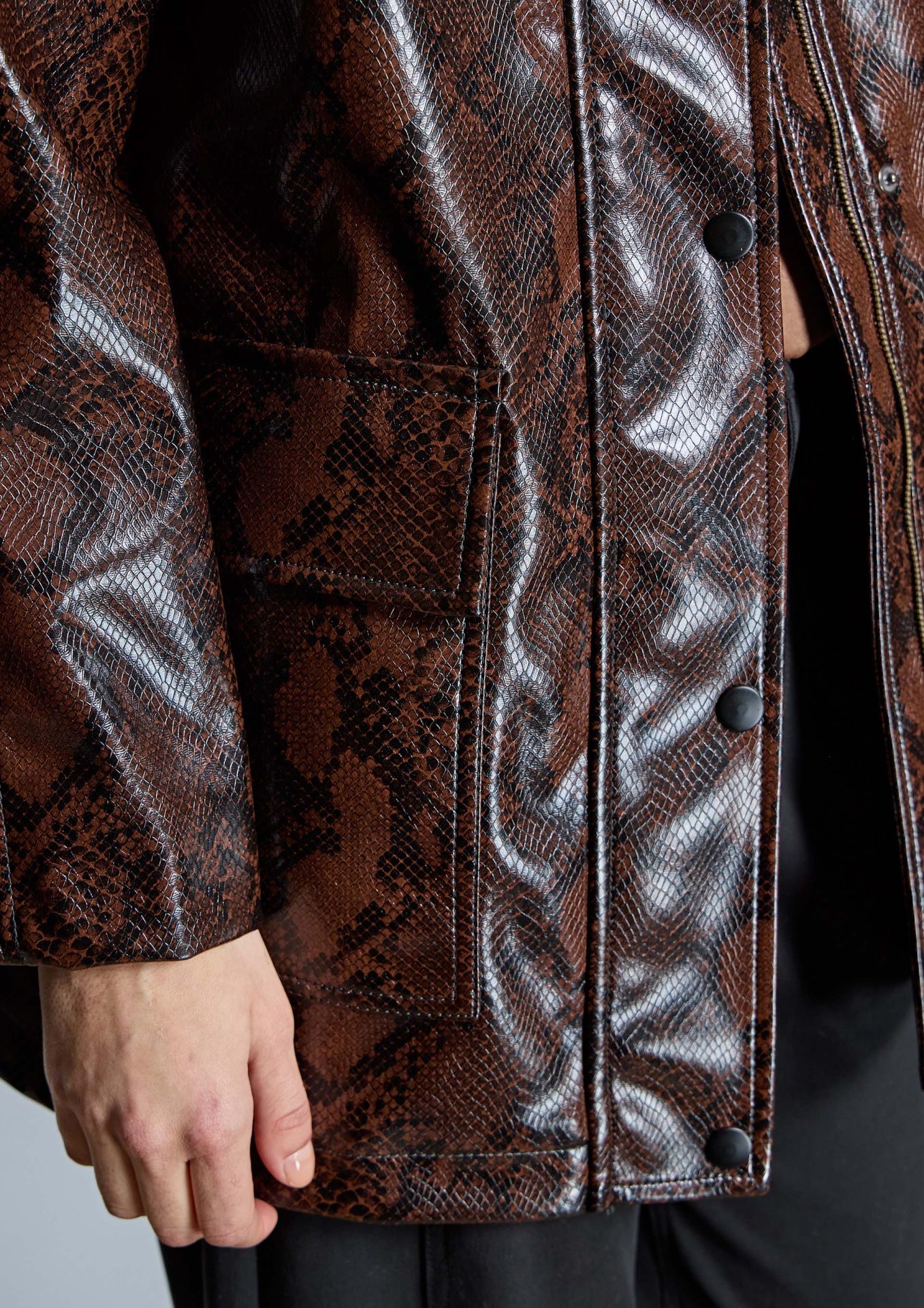 chaqueta-alba-conde-efecto-piel-con-estampado-animal