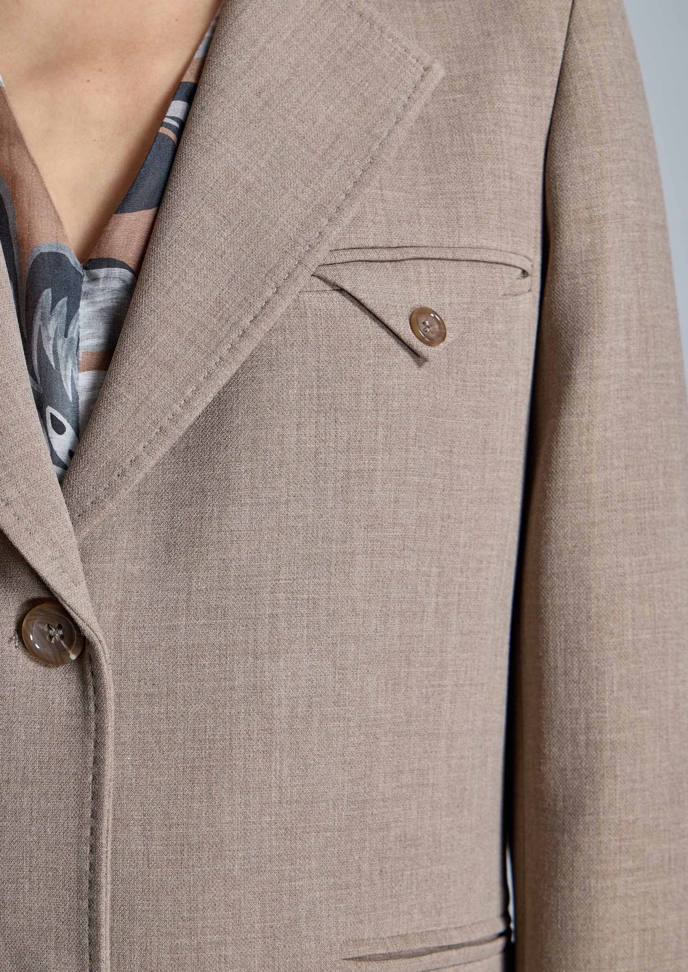 chaqueta-americana-de-alba-conde-con-bolsillos