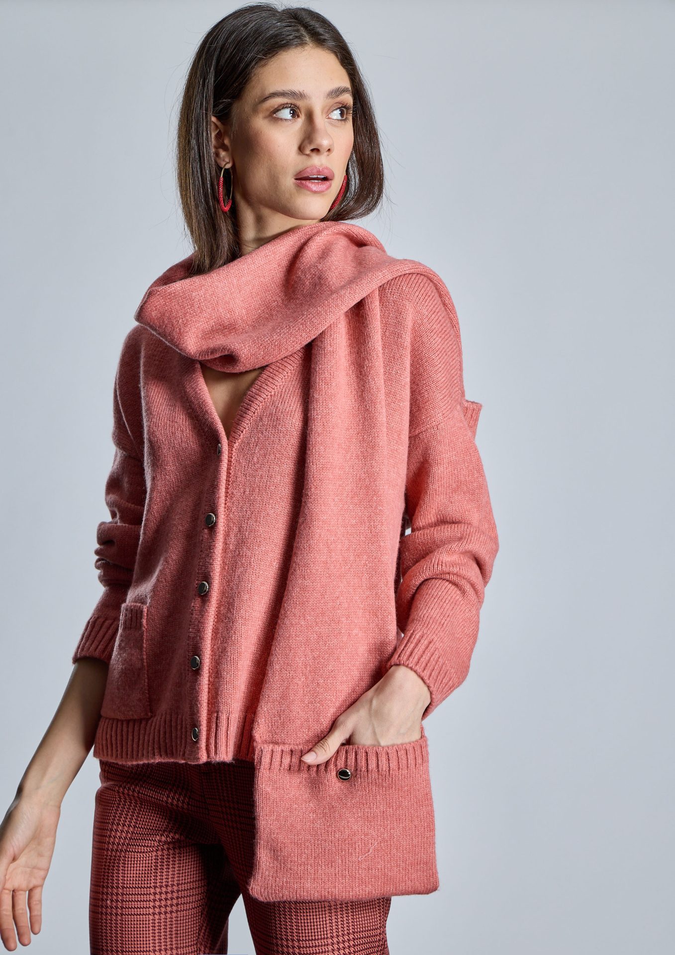 chaqueta-de-punto-salmon-de-alba-conde-con-bufanda-de-bolsillos