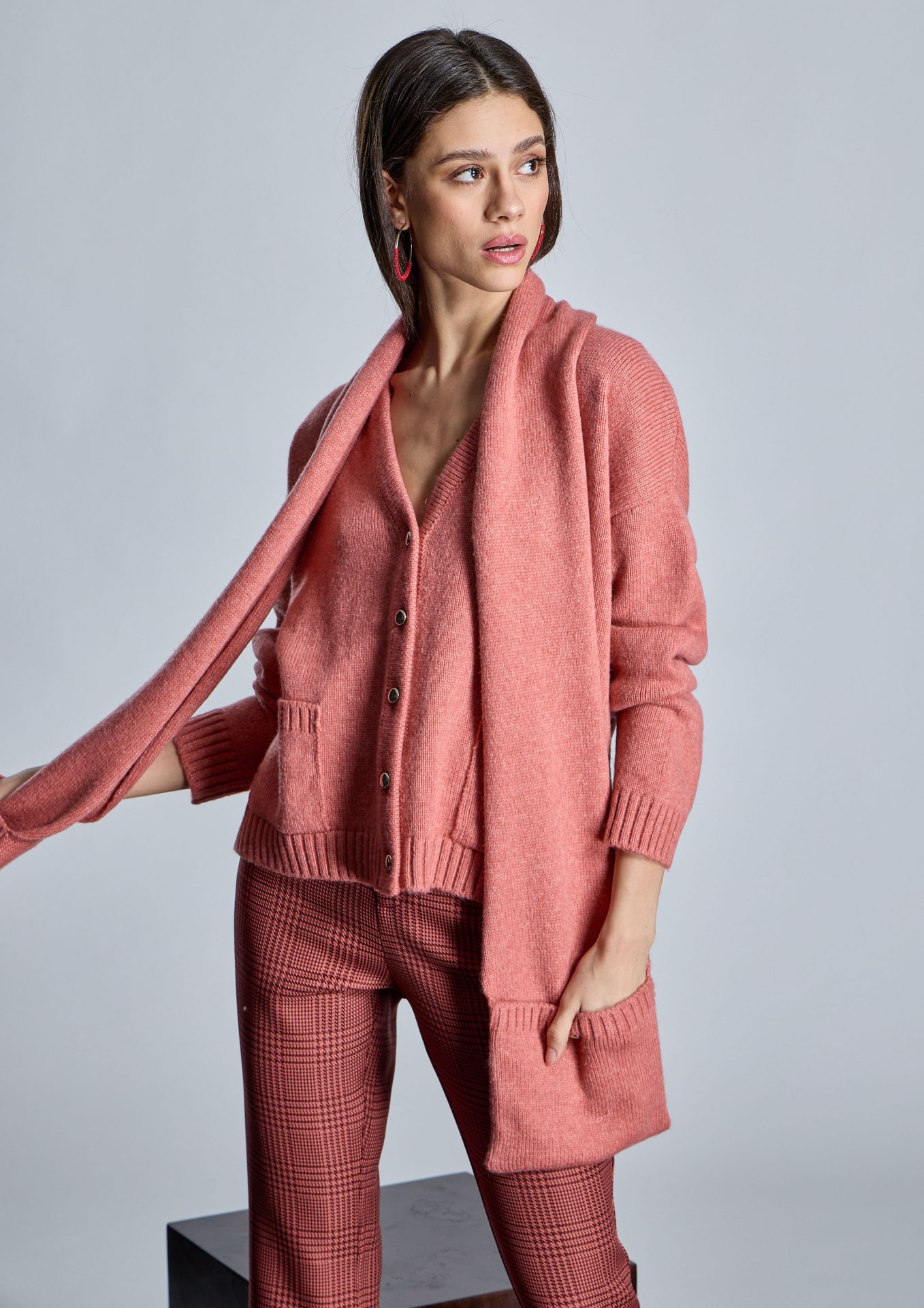 chaqueta-de-punto-salmon-de-mujer-con-bufanda
