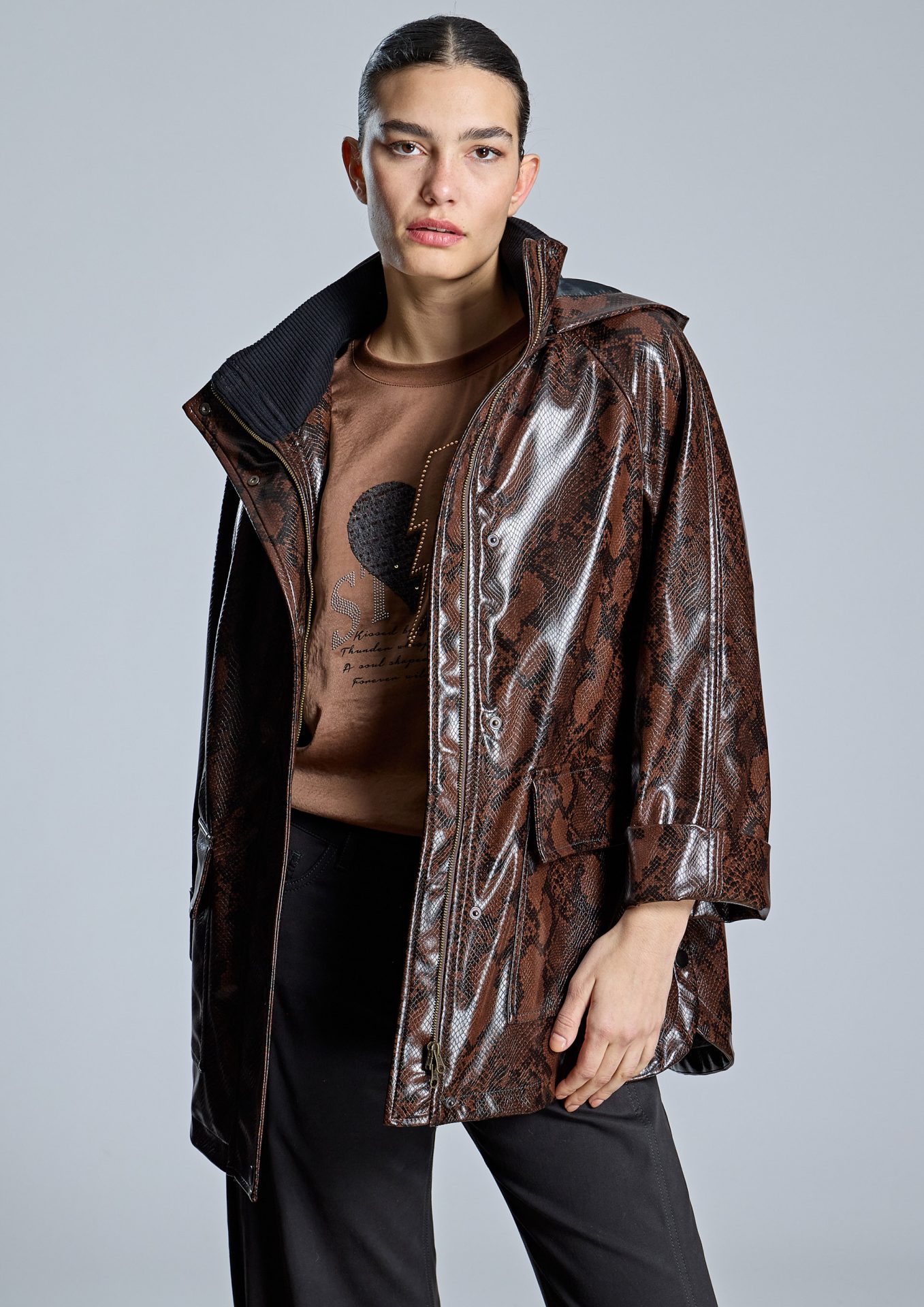 chaqueta-marron-efecto-piel-con-estampado-serpiente