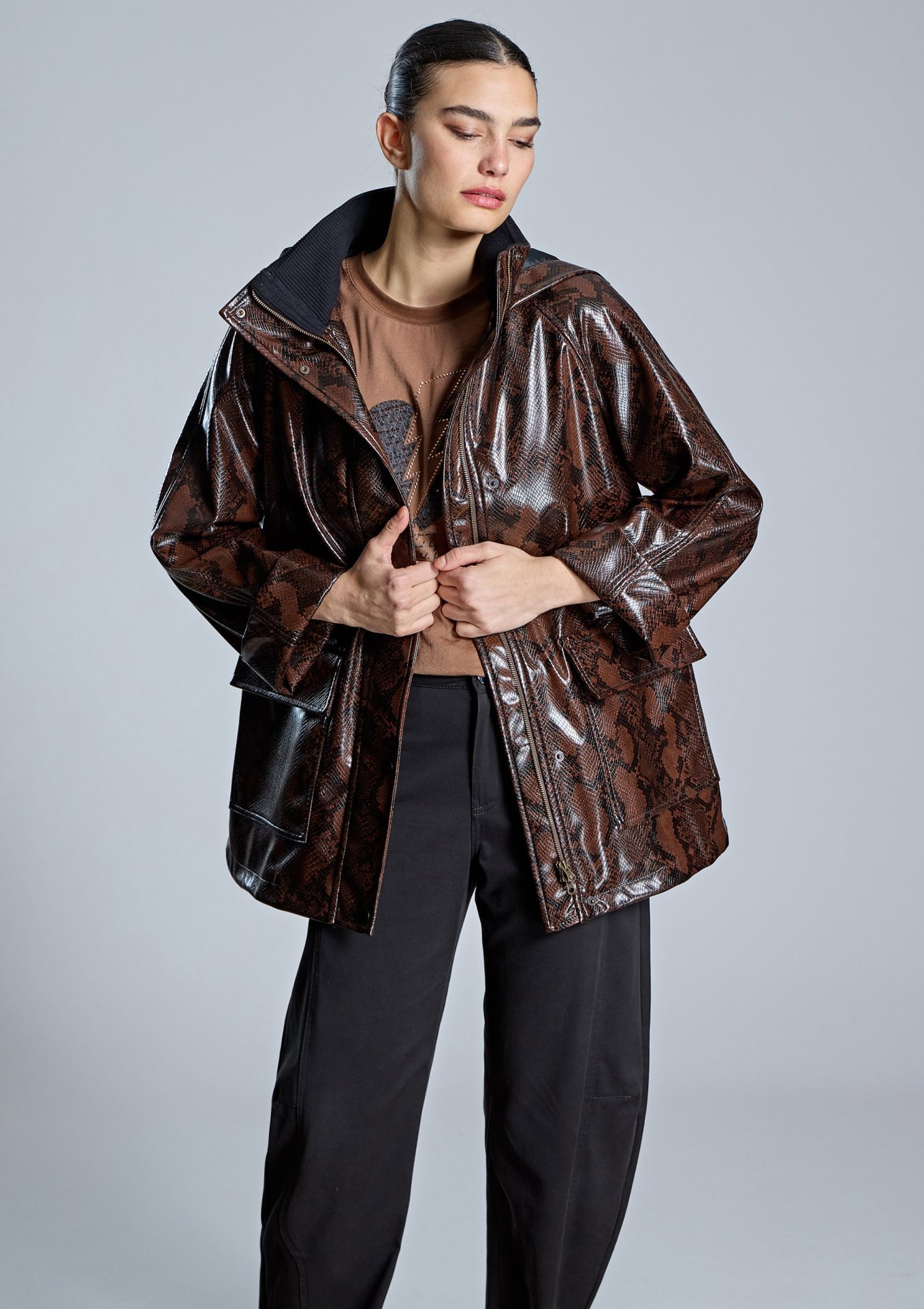 chaqueta-marron-efecto-piel-estampada-