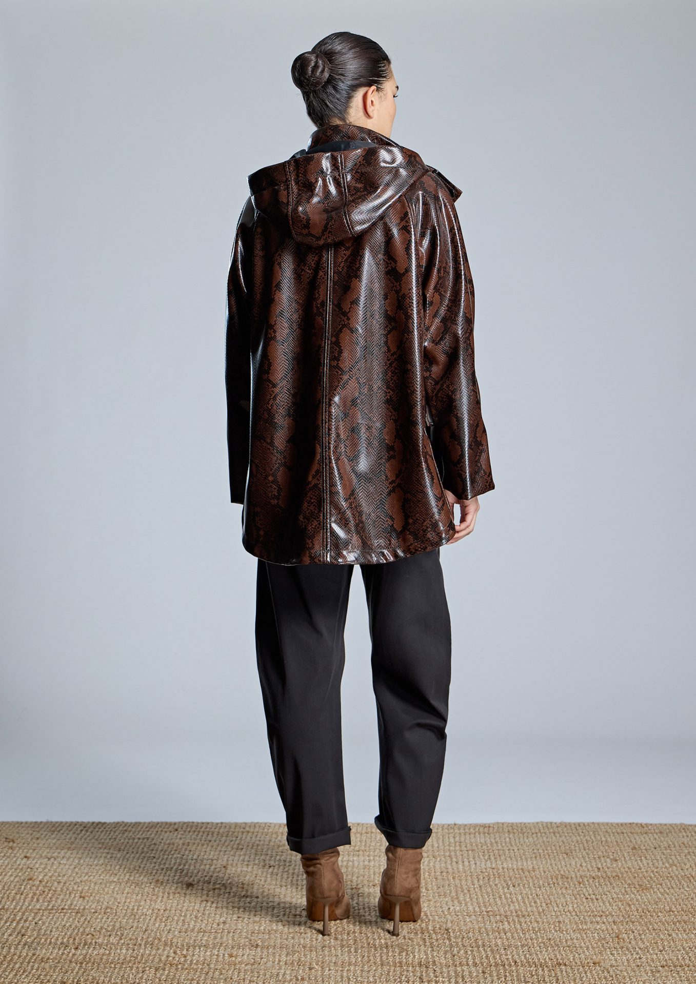 chaqueta-marron-estampada-con-capucha